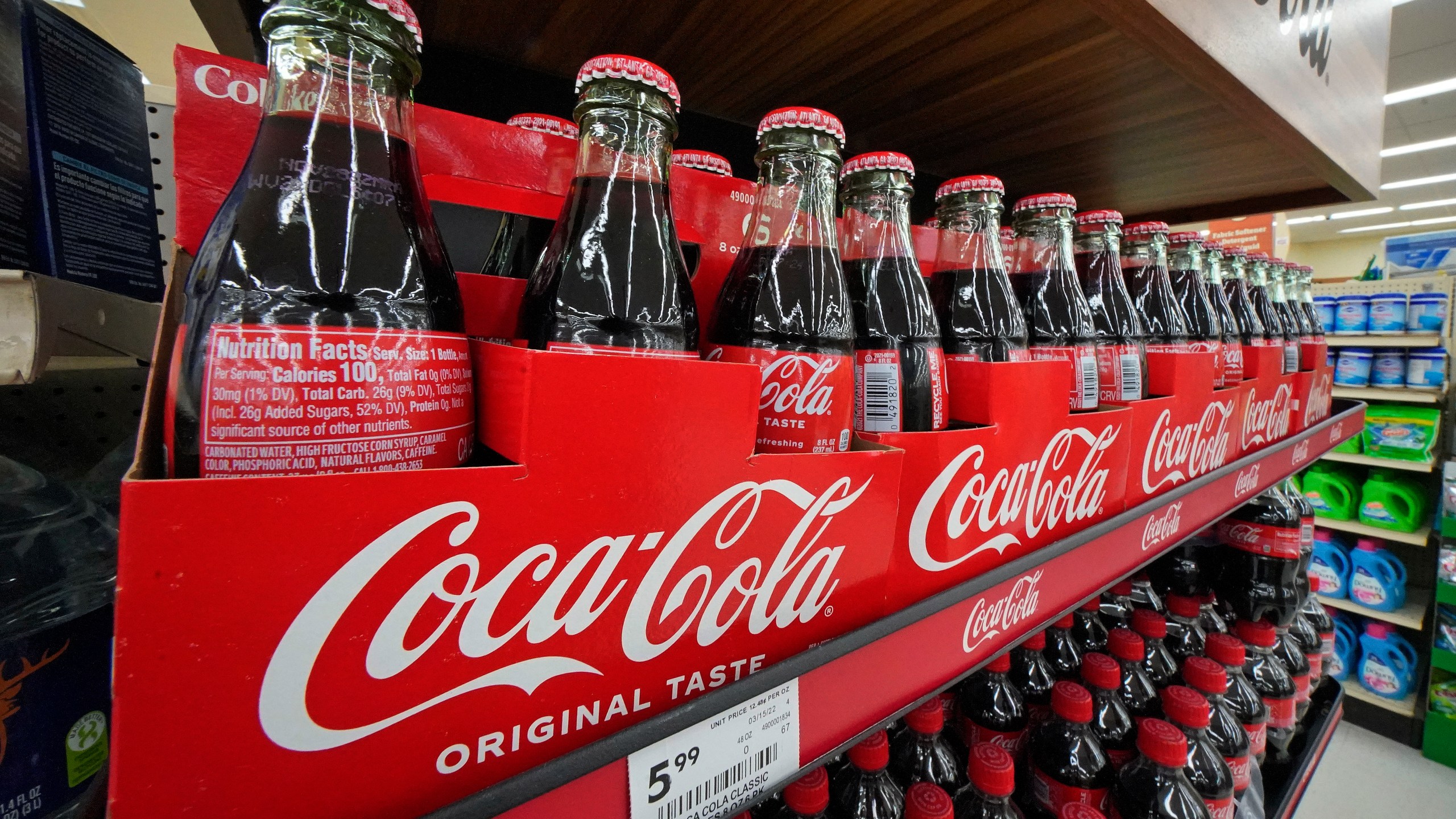 Botellas de Coca-Cola en un supermercado de Uniontown, Pensilvania, el domingo 24 de abril de 2022. (AP Foto/Gene J. Puskar)