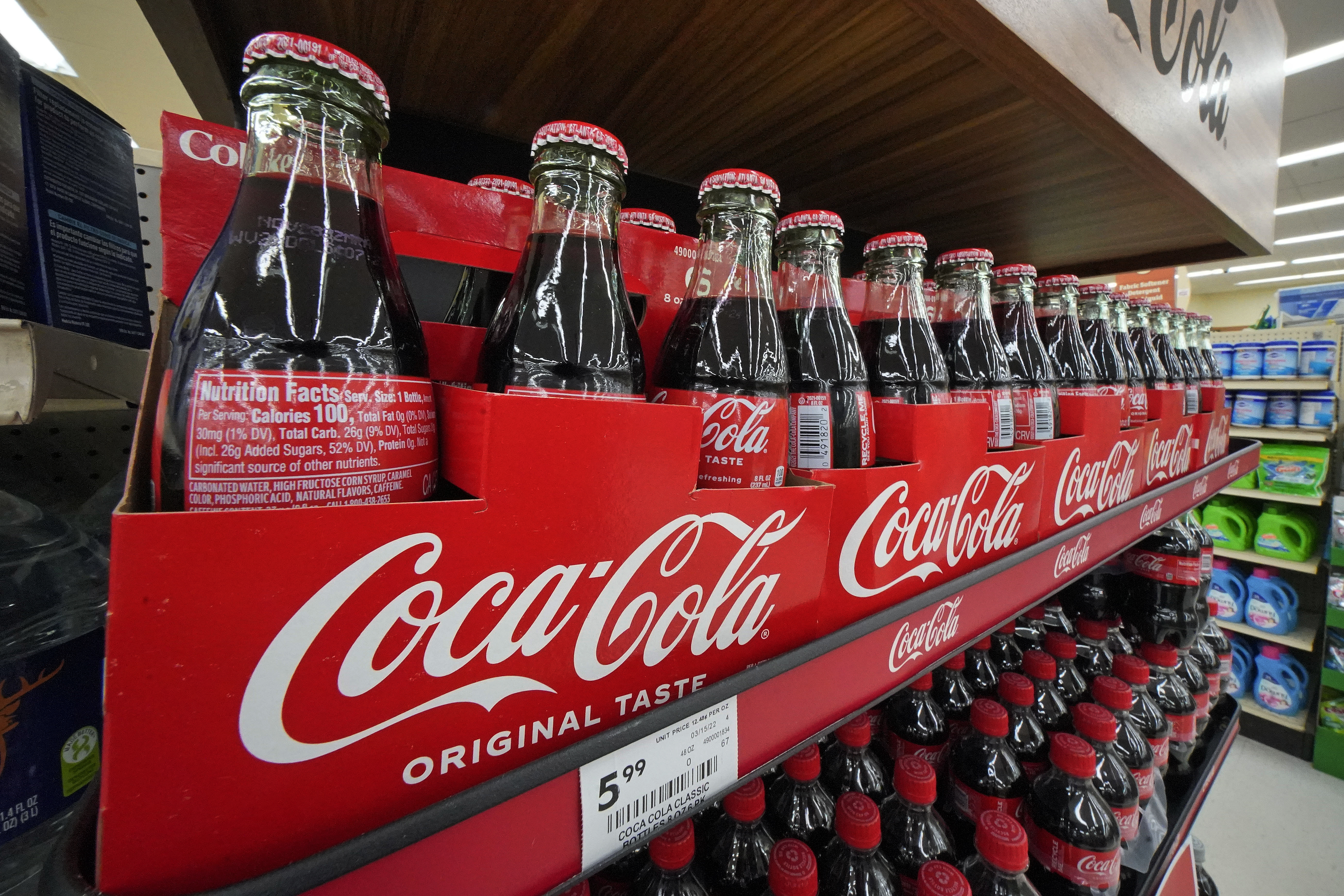 Botellas de Coca-Cola en un supermercado de Uniontown, Pensilvania, el domingo 24 de abril de 2022. (AP Foto/Gene J. Puskar)