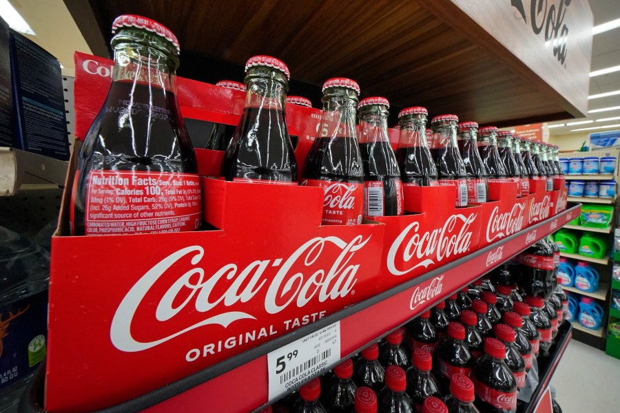 Botellas de Coca-Cola en un supermercado de Uniontown, Pensilvania, el domingo 24 de abril de 2022. (AP Foto/Gene J. Puskar)