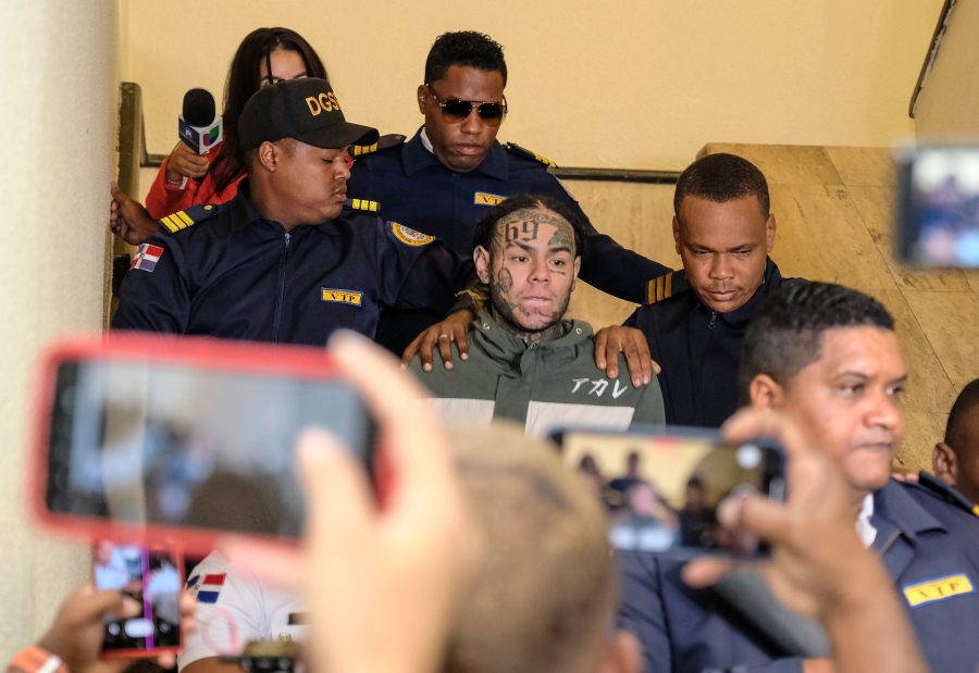 FILE - Rapper Daniel Hernandez, known as Tekashi 6ix9ine, is escorted by police as he arrives for a court hearing at the Palace of Justice, in Santo Domingo, Dominican Republic, on Jan. 25, 2024. (AP Photo/Ricardo Hernandez, File)