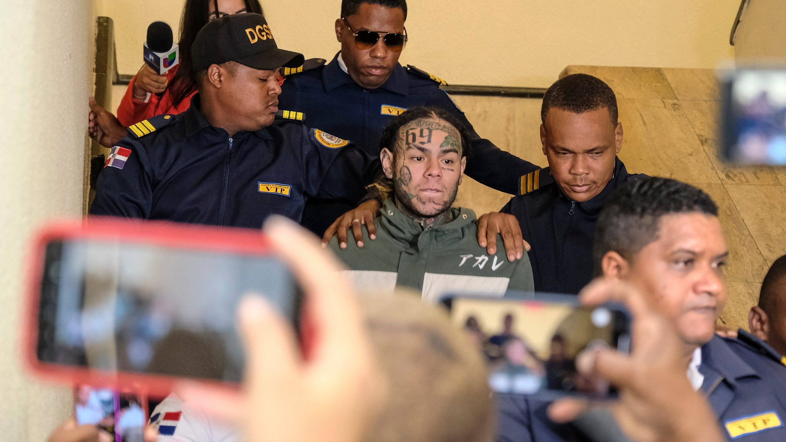 FILE - Rapper Daniel Hernandez, known as Tekashi 6ix9ine, is escorted by police as he arrives for a court hearing at the Palace of Justice, in Santo Domingo, Dominican Republic, on Jan. 25, 2024. (AP Photo/Ricardo Hernandez, File)