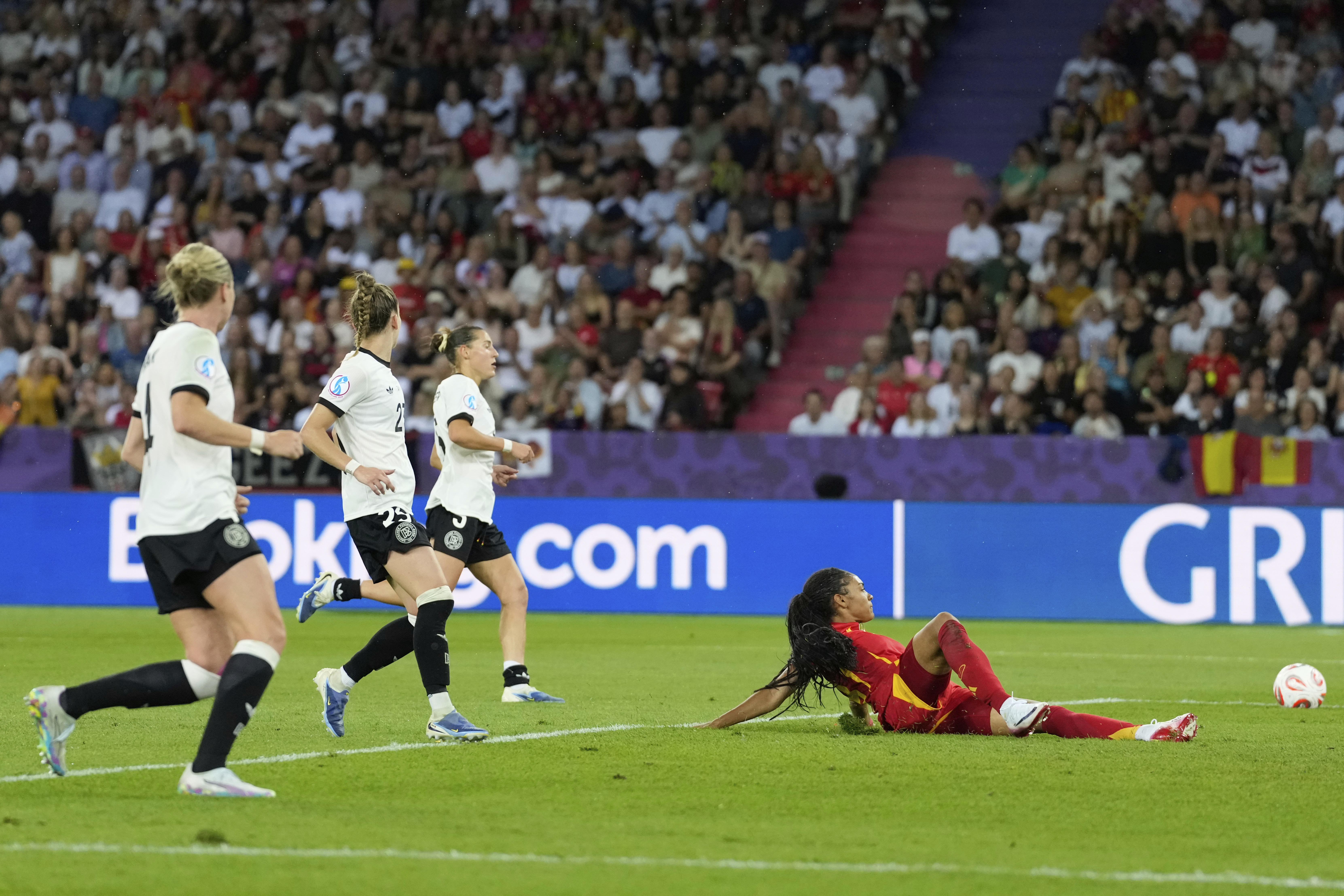 Germany players watch as Spain's Salma Paralluelo fails to connect with the ball in front of the goal during the Women's Euro 2025 semifinals soccer match between Germany and Spain at Stadion Letzigrund in Zurich, Switzerland, Wednesday, July 23, 2025. (AP Photo/Alessandra Tarantino)