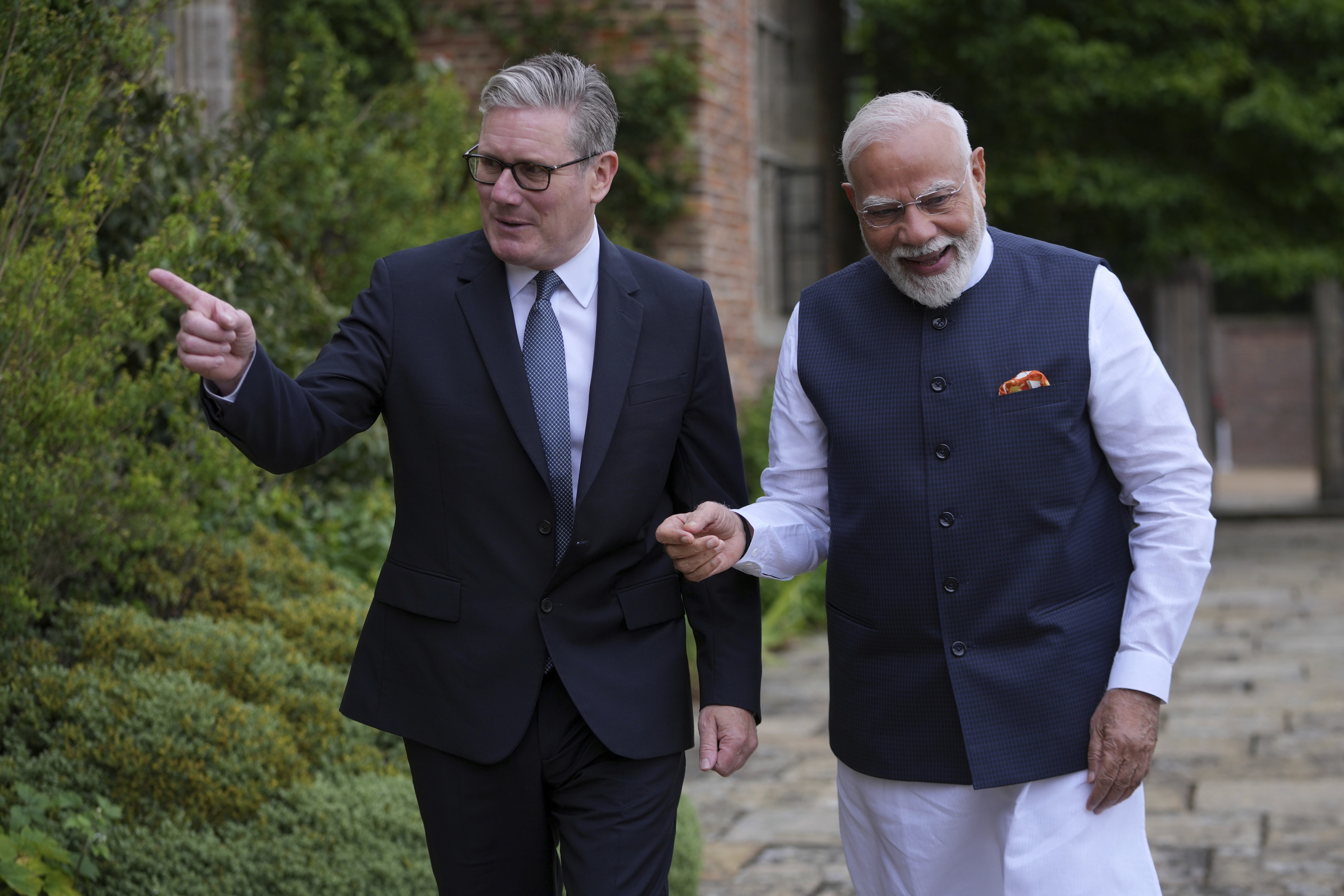 Britain's Prime Minister Keir Starmer welcomes Indian Prime Minister Narendra Modi at Chequers near Aylesbury, England, Thursday, July 24, 2025.(AP Photo/Kin Cheung, Pool)