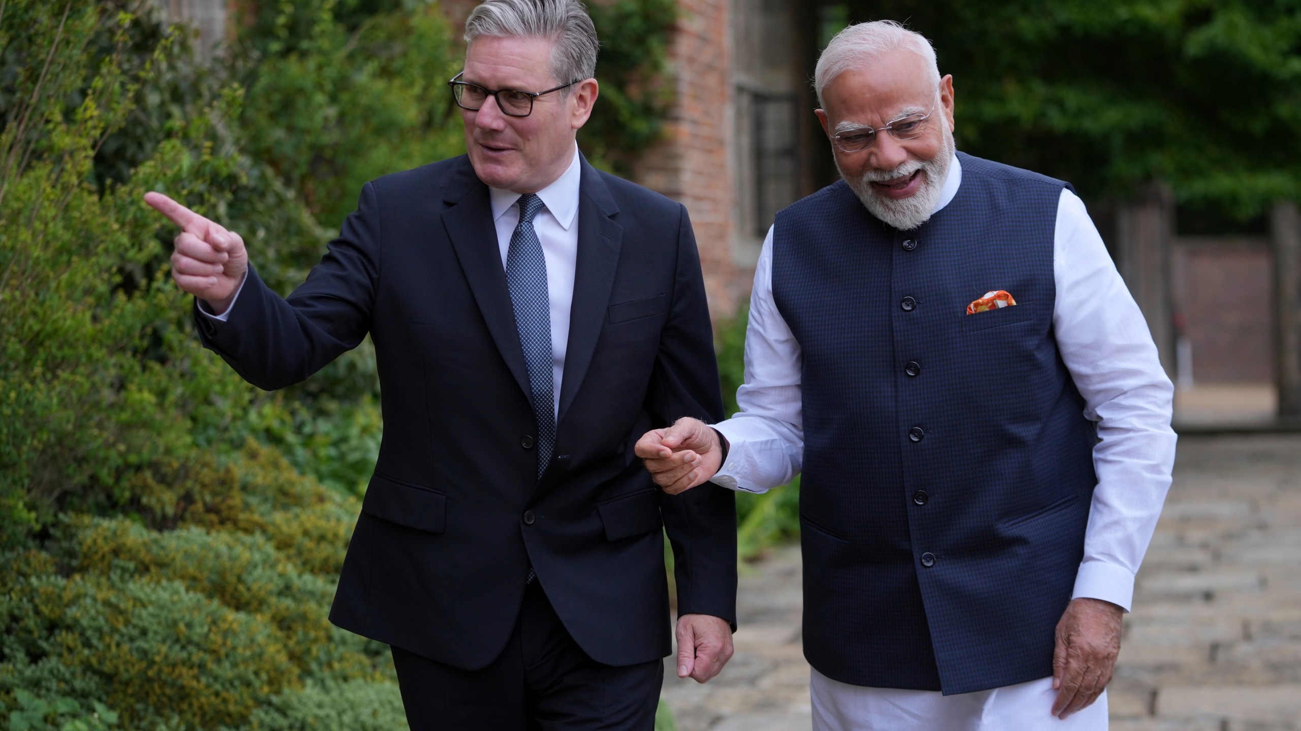 Britain's Prime Minister Keir Starmer welcomes Indian Prime Minister Narendra Modi at Chequers near Aylesbury, England, Thursday, July 24, 2025.(AP Photo/Kin Cheung, Pool)