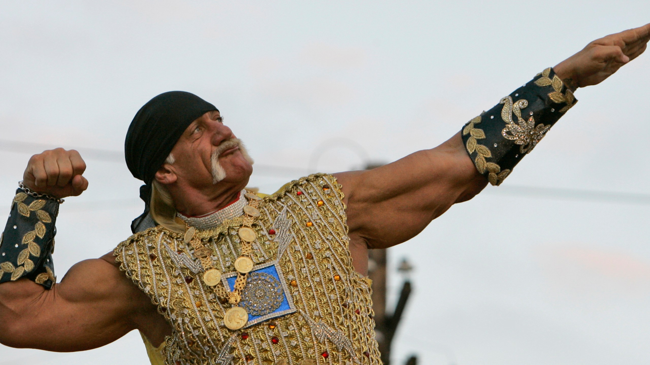 ARCHIVO - El actor Hulk Hogan posa en su carroza durante el desfile de Mardi Gras de Krewe of Bacchus en Nueva Orleans, el 3 de febrero de 2008, el fin de semana previo al Fat Tuesday. (Foto AP/Alex Brandon, archivo)