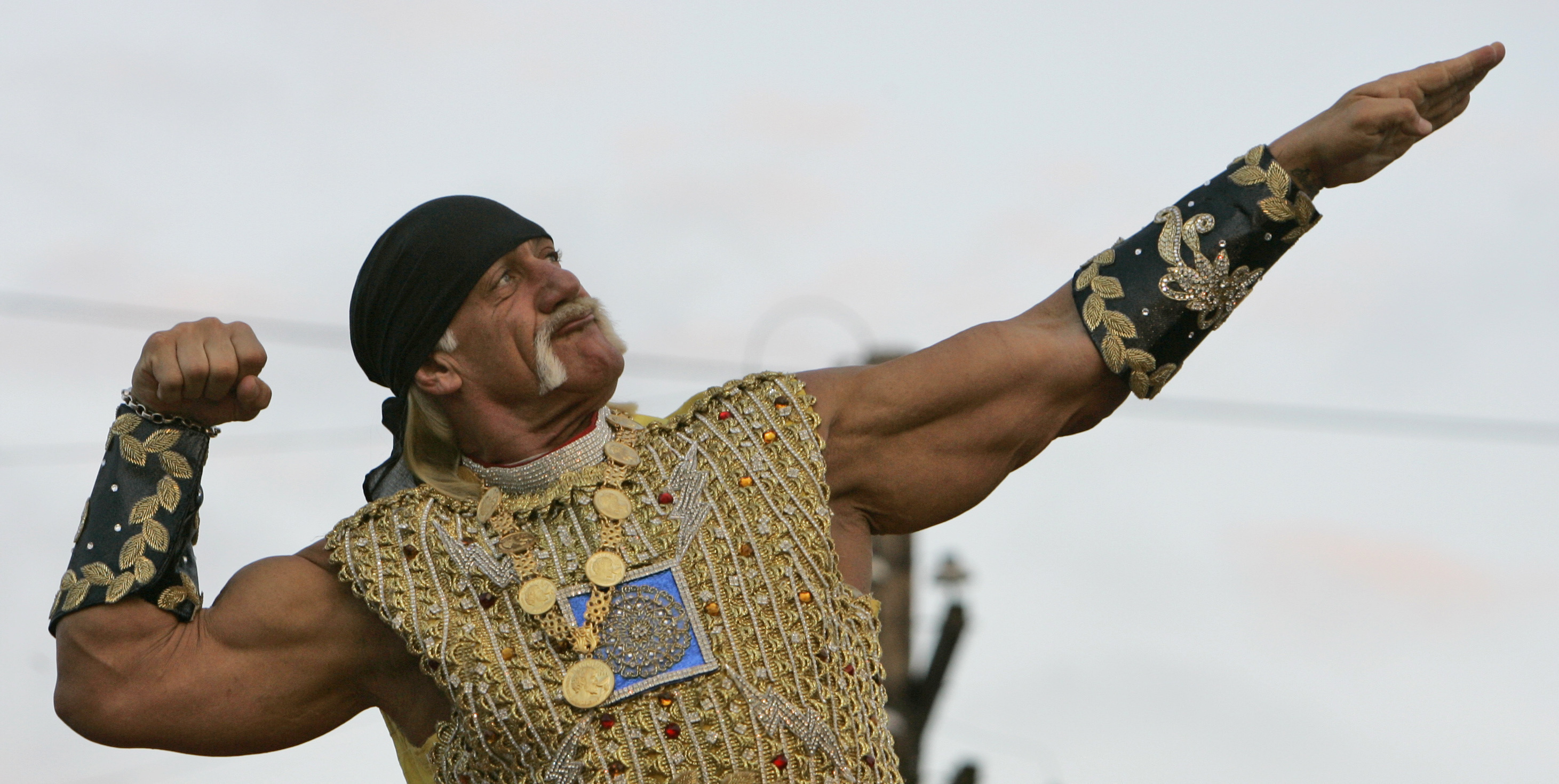 ARCHIVO - El actor Hulk Hogan posa en su carroza durante el desfile de Mardi Gras de Krewe of Bacchus en Nueva Orleans, el 3 de febrero de 2008, el fin de semana previo al Fat Tuesday. (Foto AP/Alex Brandon, archivo)