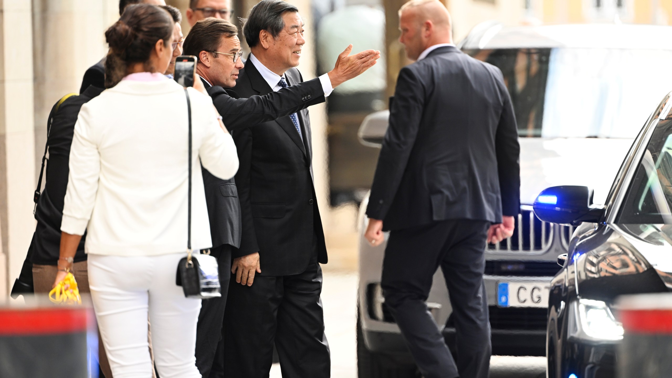Swedish prime minister Ulf Kristersson, center left, gestures as he greets Chinese vice prime minister He Lifeng, center, at Rosenbad before trade talks between the US and China in Stockholm, Sweden, Monday, July 28, 2025. (Fredrik Sandberg/TT News Agency via AP)