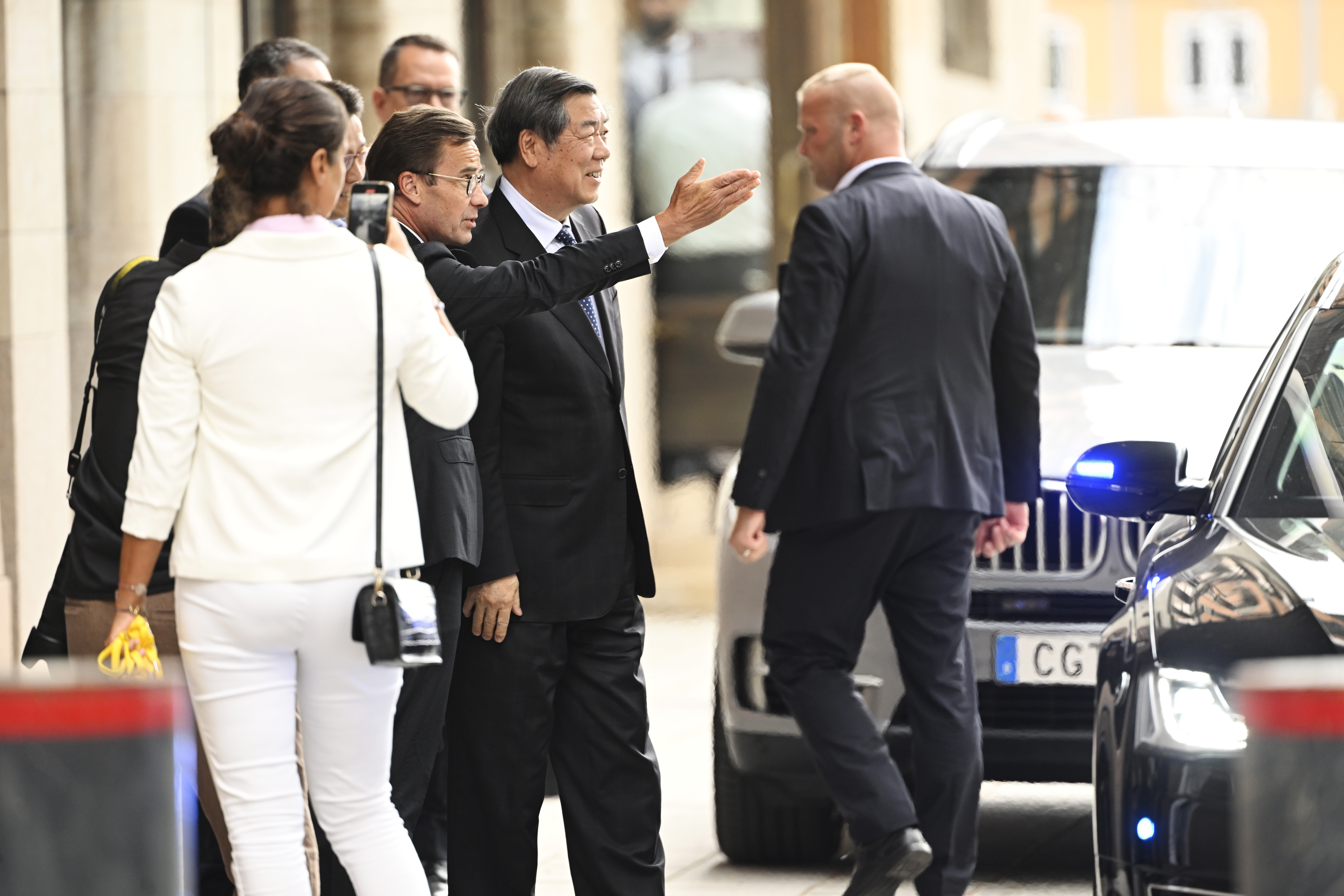 Swedish prime minister Ulf Kristersson, center left, gestures as he greets Chinese vice prime minister He Lifeng, center, at Rosenbad before trade talks between the US and China in Stockholm, Sweden, Monday, July 28, 2025. (Fredrik Sandberg/TT News Agency via AP)