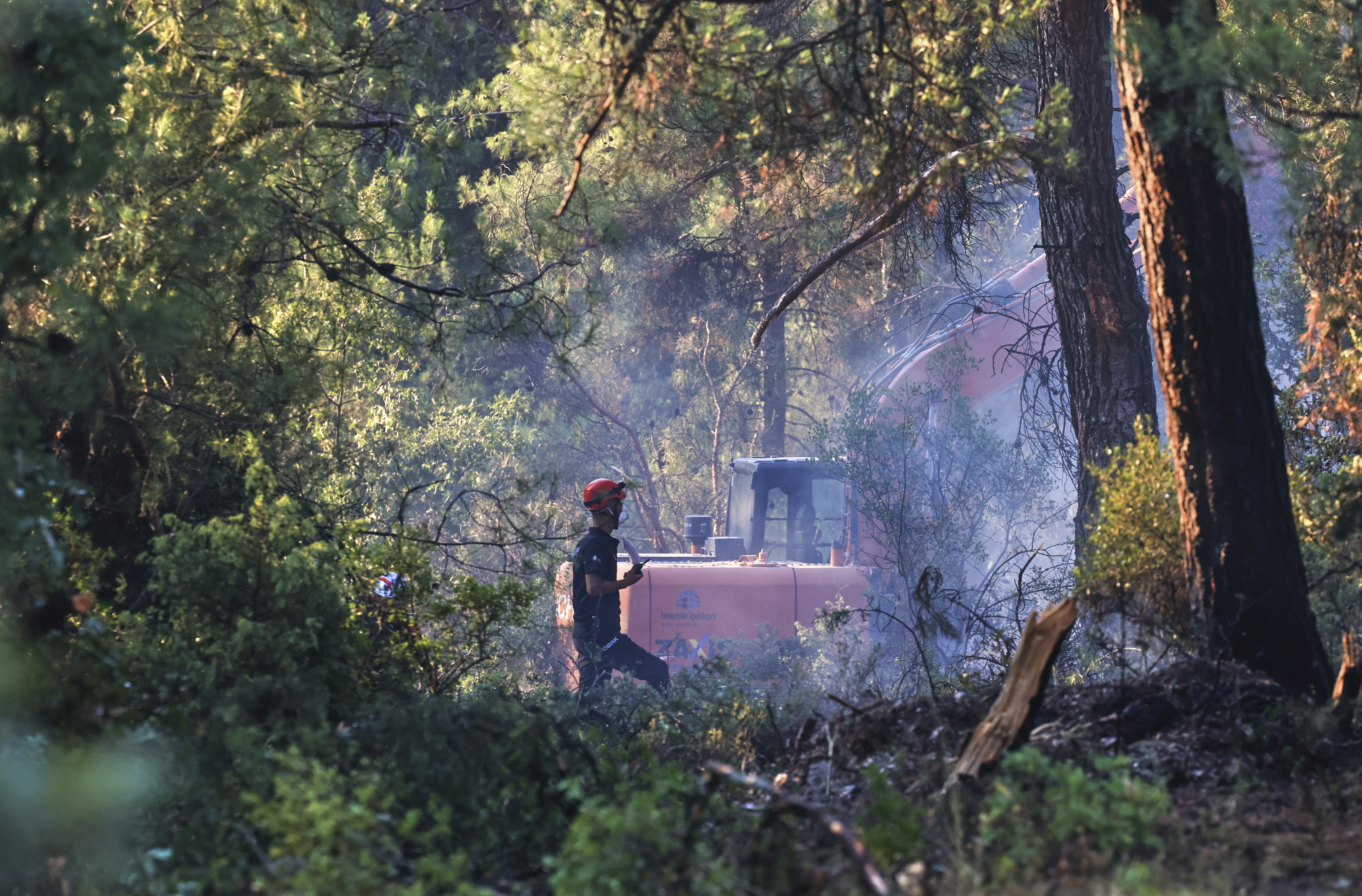 Firefighters work to extinguish a wildfire in Bursa, Turkey, Sunday, July 27, 2025. (Sercan Ozkurnazli/DIA Images via AP)