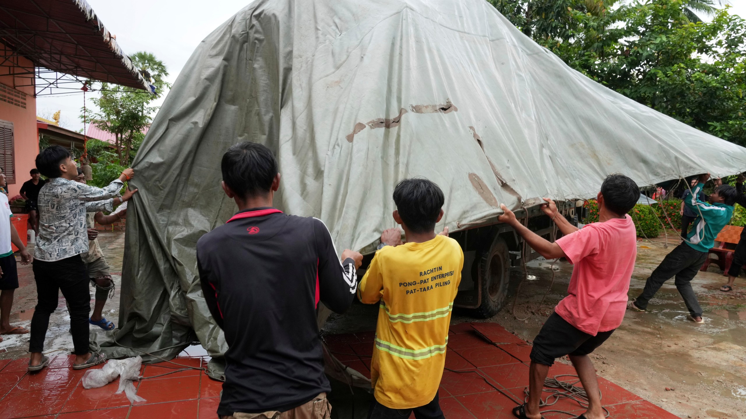 Local villagers help unloading supplies donated by a charity for refugees from a truck, in Srey Snam district, Siem Reap province, Cambodia, Monday, July 28, 2025, amid the fighting between Thailand and Cambodia. (AP Photo/Heng Sinith)