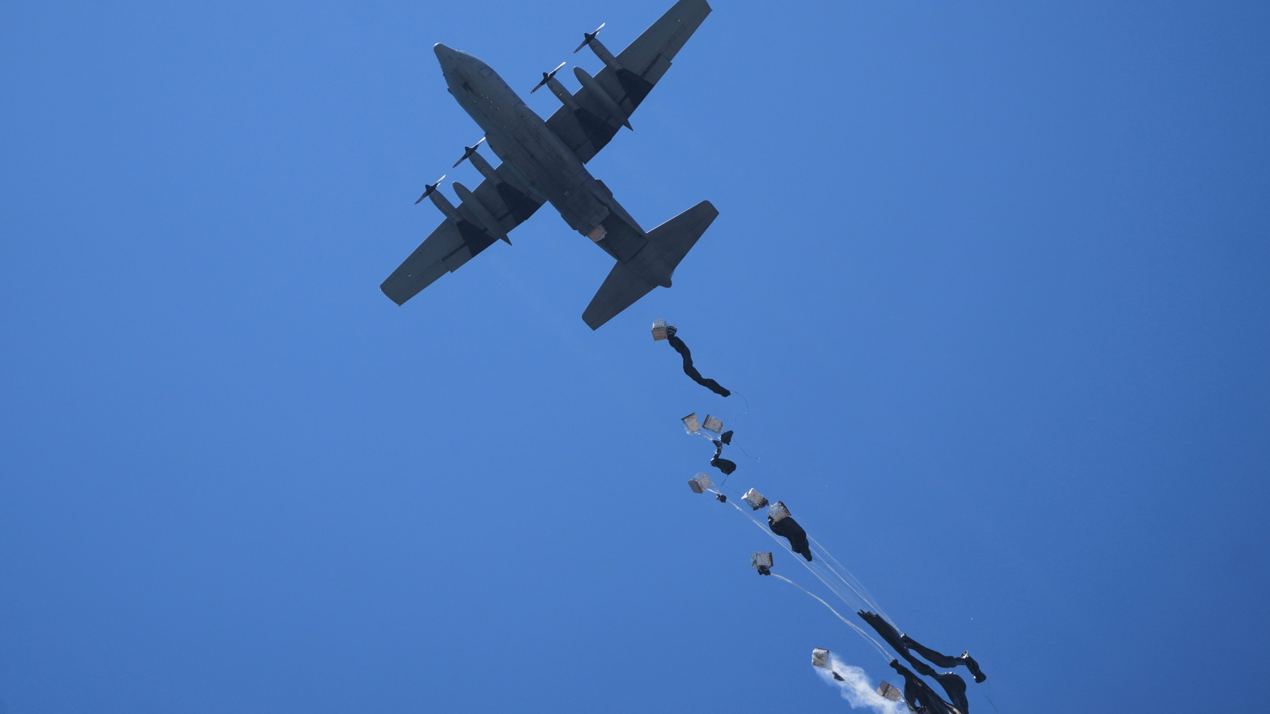 Humanitarian aid is airdropped to Palestinians over Zawaida, central Gaza Strip Thursday, July 31, 2025. (AP Photo/Abdel Kareem Hana)
