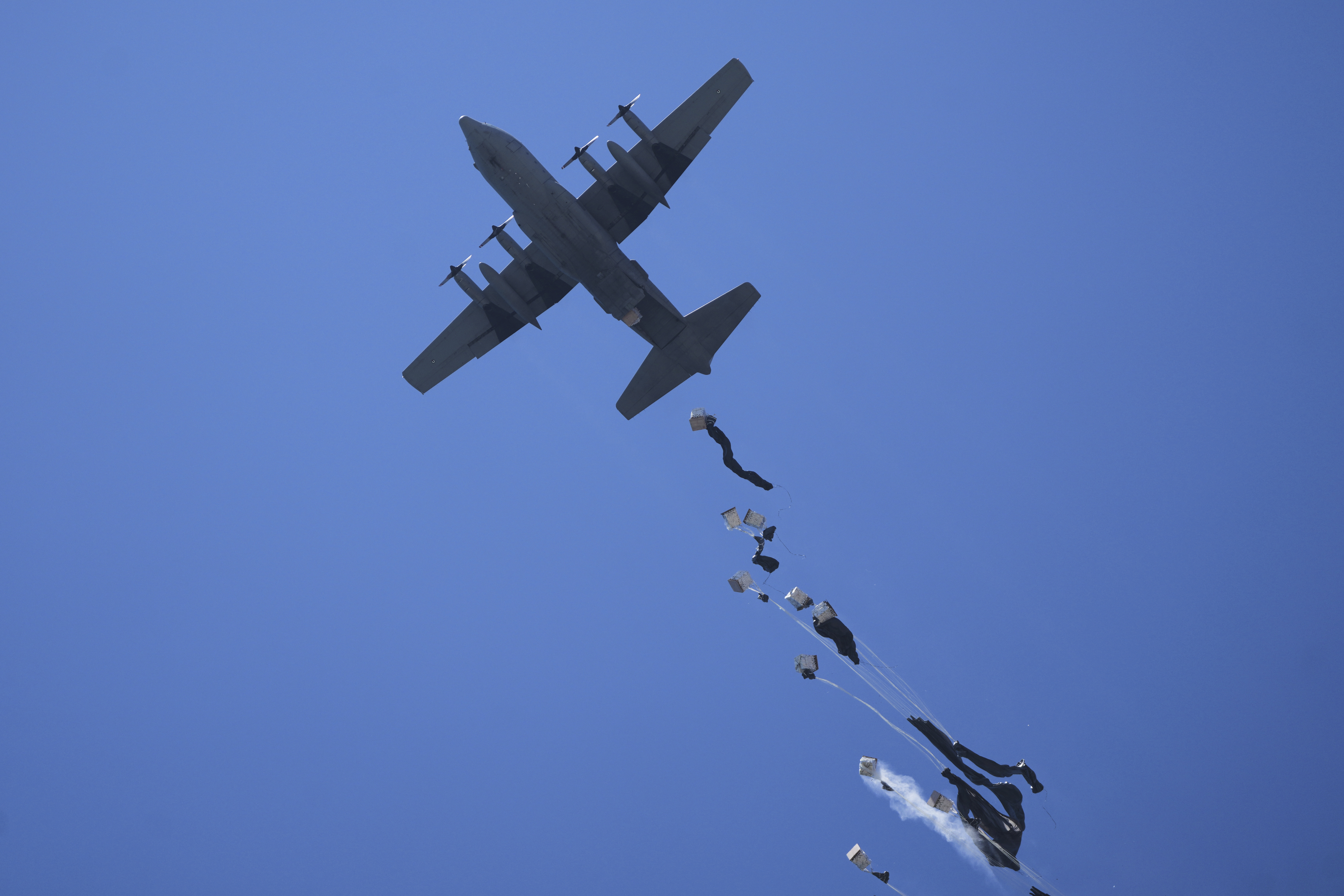 Humanitarian aid is airdropped to Palestinians over Zawaida, central Gaza Strip Thursday, July 31, 2025. (AP Photo/Abdel Kareem Hana)