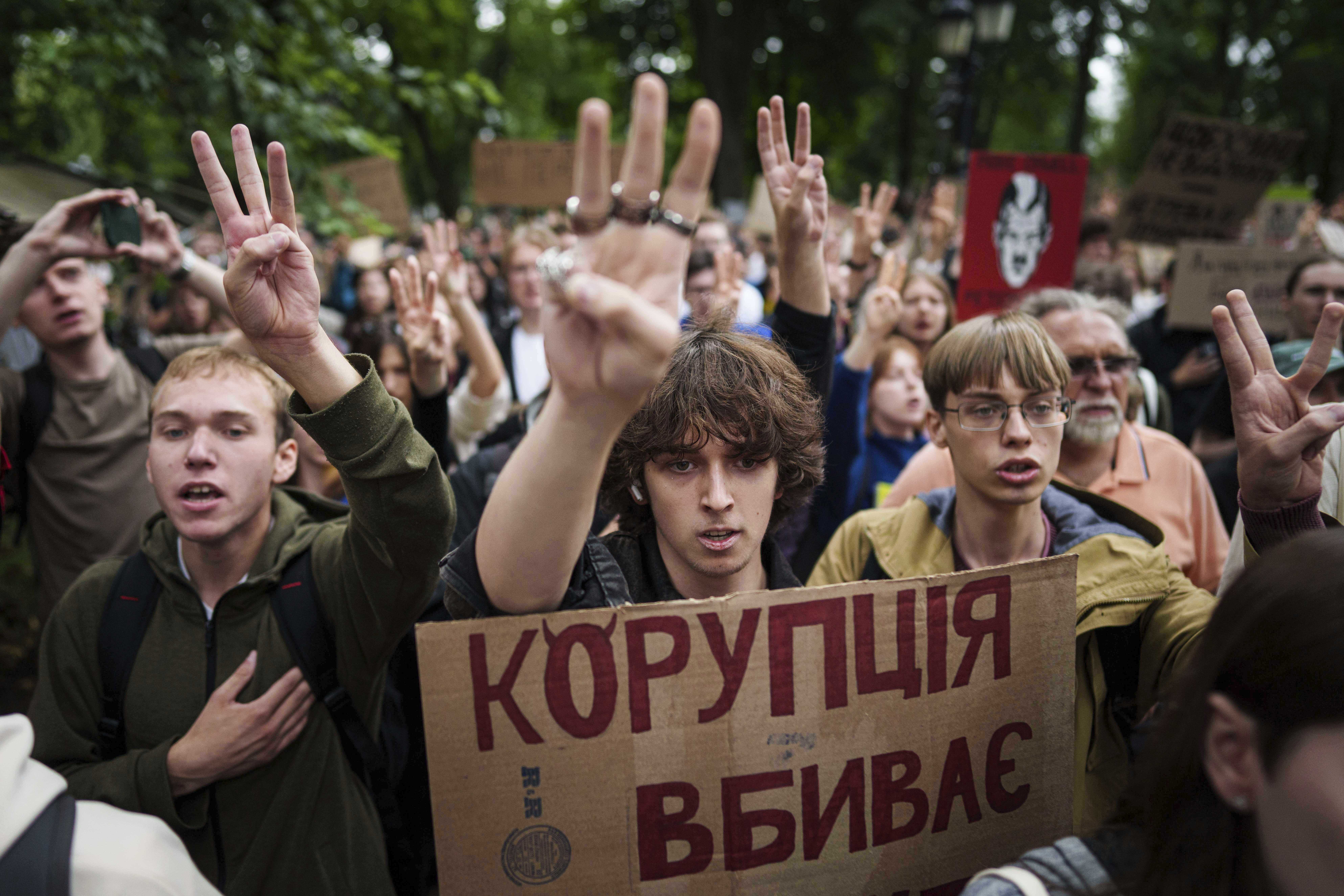 Participants gather at a protest against a law targeting anti-corruption institutions in front of the Ukrainian parliament in Kyiv, Ukraine, Thursday, July 31, 2025. (AP Photo/Evgeniy Maloletka)