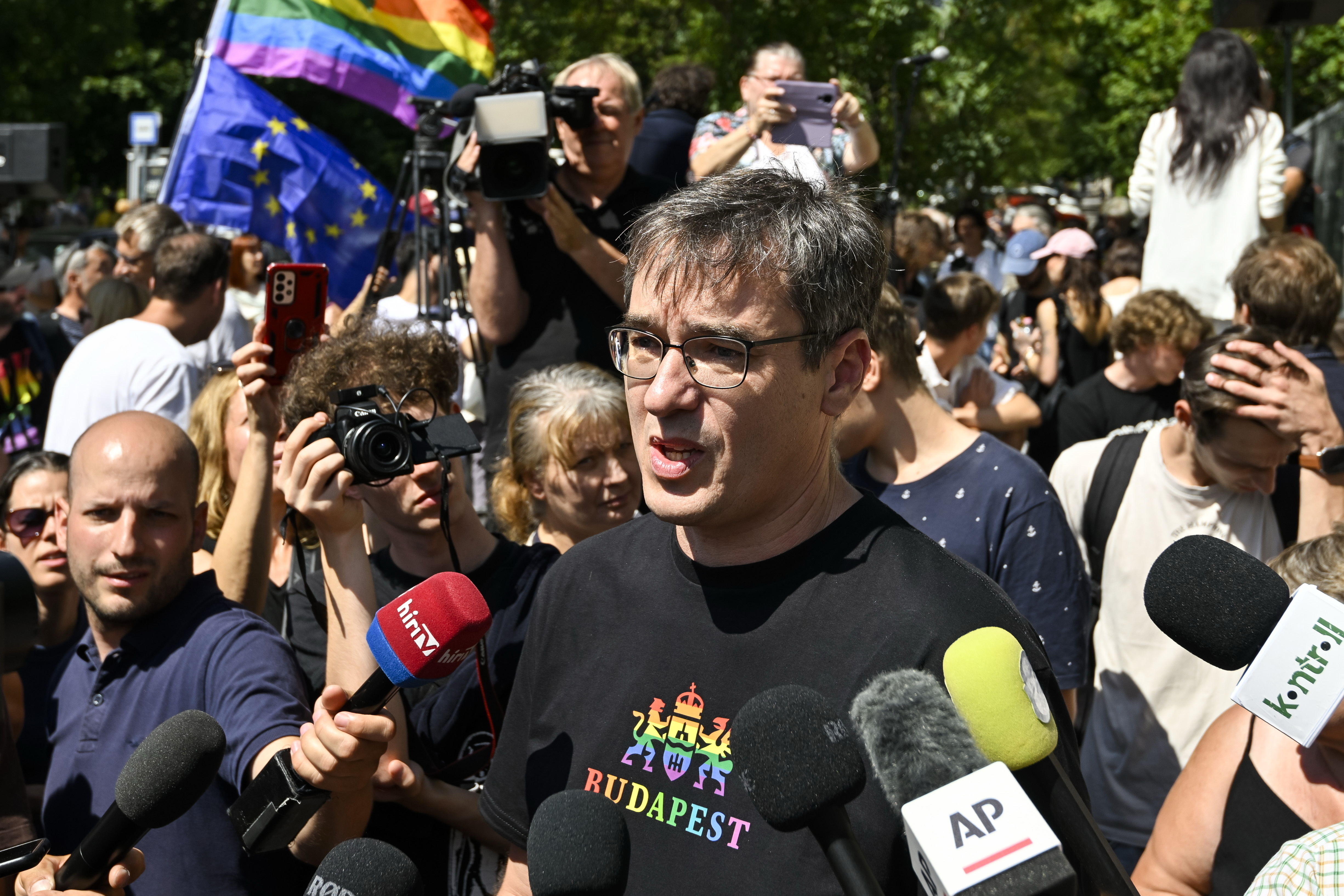 Budapest Mayor Gergely Karacsony speaks to the media in front of the National Investigation Bureau in Budapest, Hungary, Friday, Aug. 1, 2025. (Tamas Purger/MTI via AP)