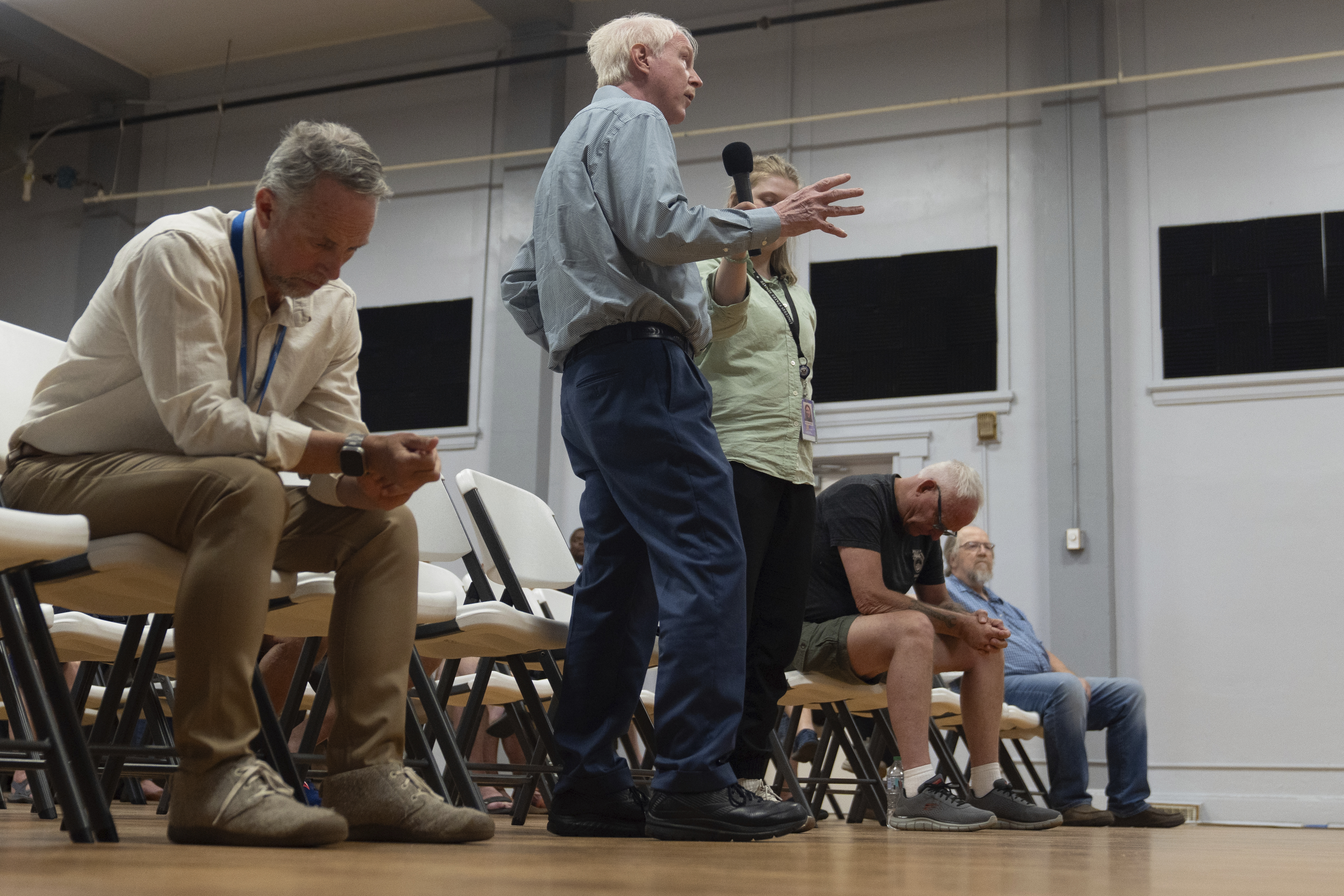 People ask questions as Sen. Ron Wyden, D-Ore., holds a town hall meeting Friday, July 25, 2025, in Wasco, Ore. (AP Photo/Jenny Kane)