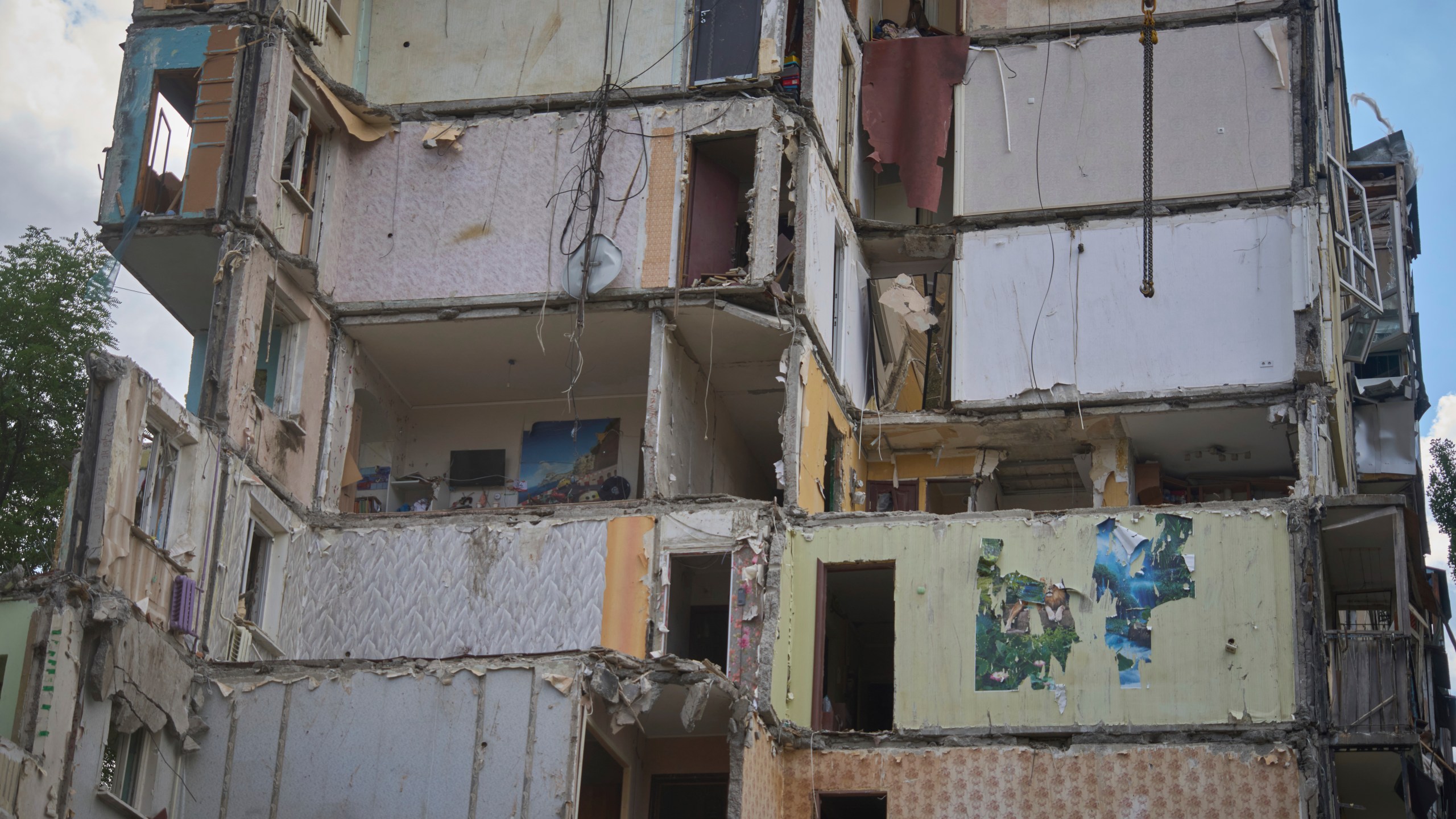 A view on the multistory residential house that was hit by the Russian missile Thursday night, in Kyiv, Ukraine, Friday, Aug. 1, 2025. (AP Photo/Efrem Lukatsky)