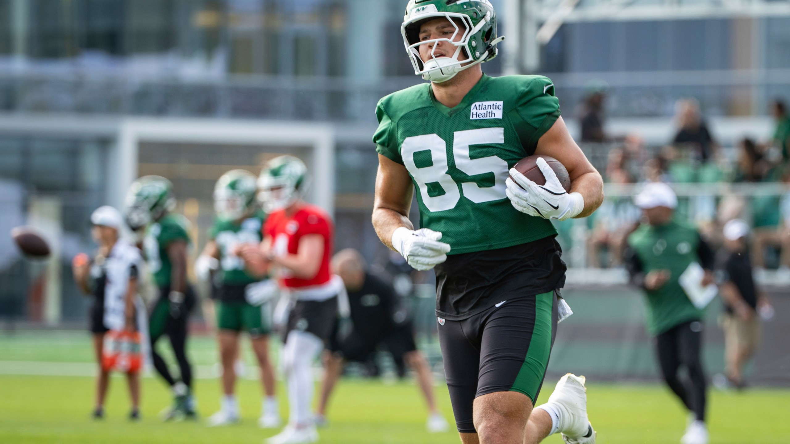 New York Jets tight end Mason Taylor (85) runs drills during practice at the team's NFL football training camp, Saturday, July 26, 2025, in Florham Park, N.J. (AP Photo/Angelina Katsanis)