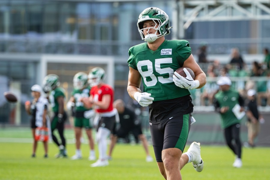 New York Jets tight end Mason Taylor (85) runs drills during practice at the team's NFL football training camp, Saturday, July 26, 2025, in Florham Park, N.J. (AP Photo/Angelina Katsanis)