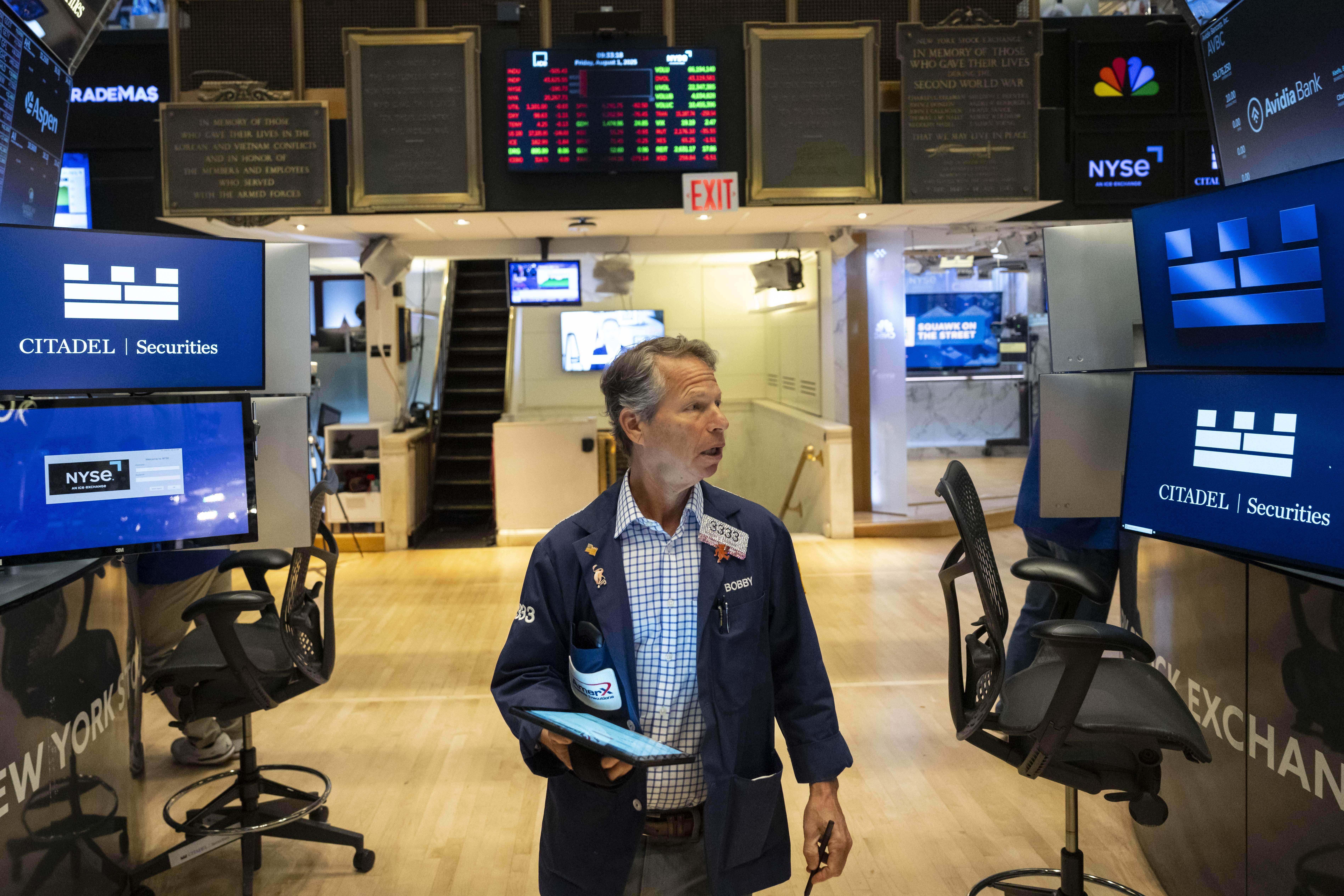 Traders works on the floor of the New York Stock Exchange, Friday, Aug. 1, 2025, in New York. (AP Photo/Yuki Iwamura)