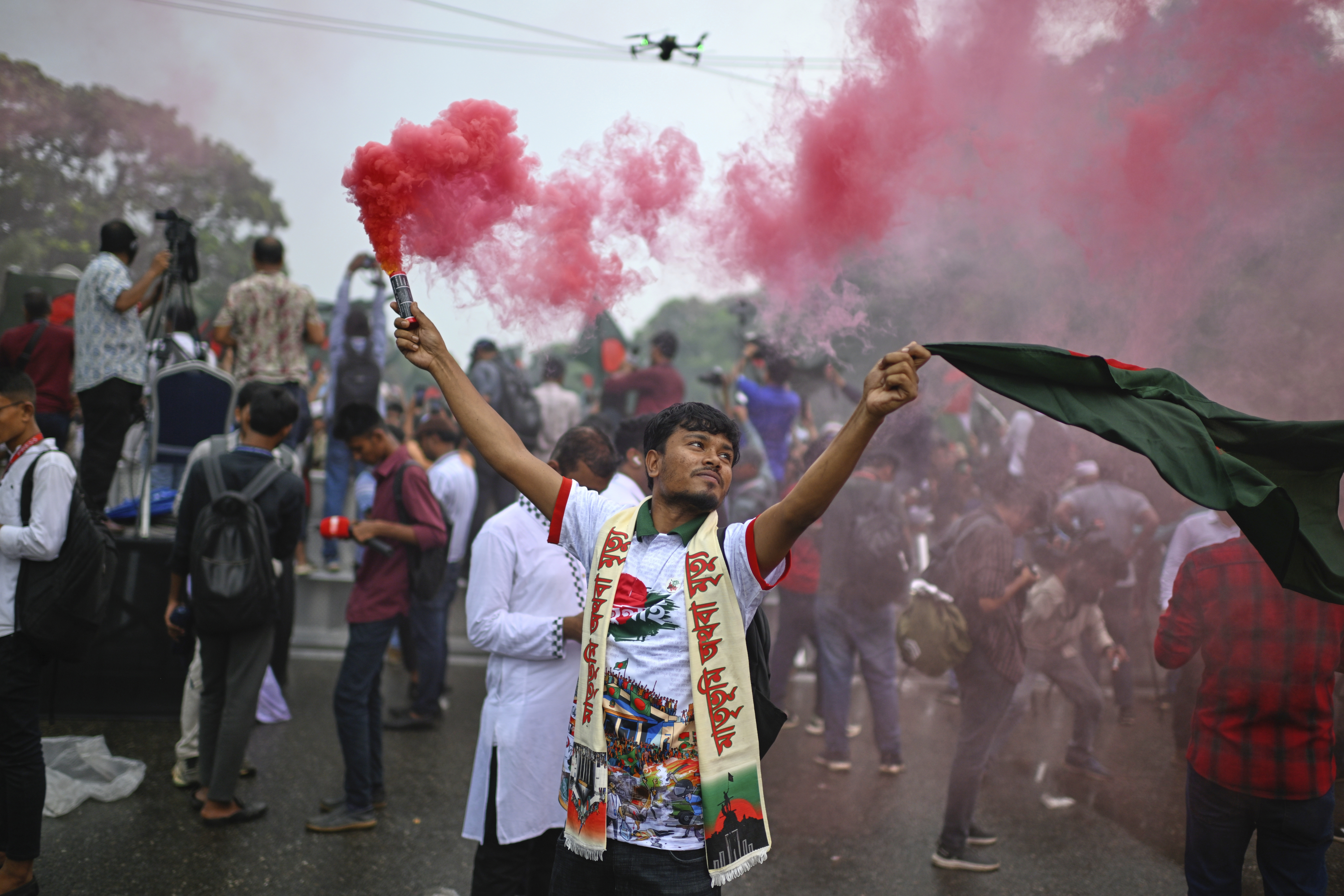 Students use color sprays as they gather to commemorate "July Uprising Day" marking the anniversary of the fall of the Awami League government, in Dhaka, Bangladesh, Tuesday, Aug. 5, 2025. (AP Photo/Mahmud Hossain Opu)