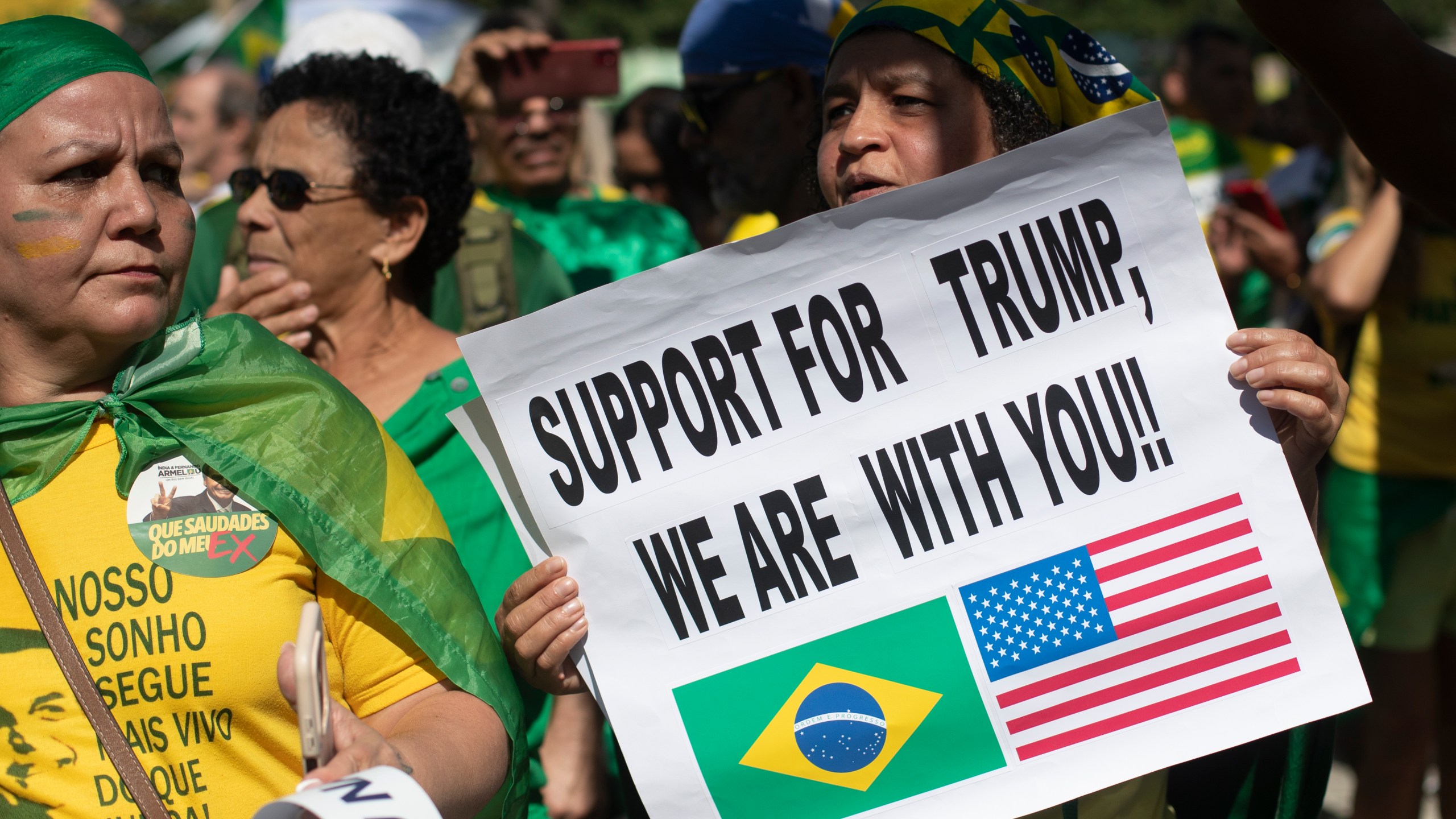 People take part in a demonstration to protest former President Jair Bolsonaro's Supreme Court trial where he faces charges for alleged involvement in a 2022 coup attempt, at Copacabana Beach in Rio de Janeiro, Sunday, Aug. 3, 2025. (AP Photo/Bruna Prado)