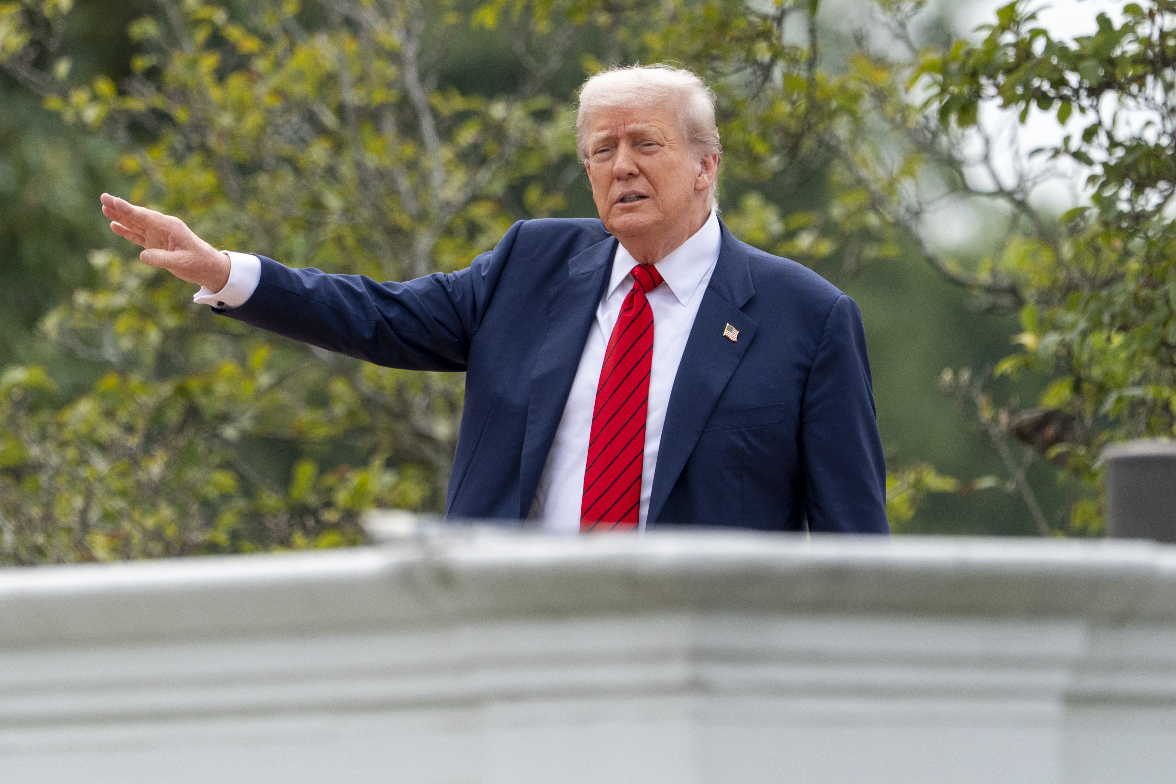 El presidente estadounidense Donald Trump habla con reporteros desde el techo de la Casa Blanca, el martes 5 de agosto de 2025, en Washington. (AP Foto/Alex Brandon)