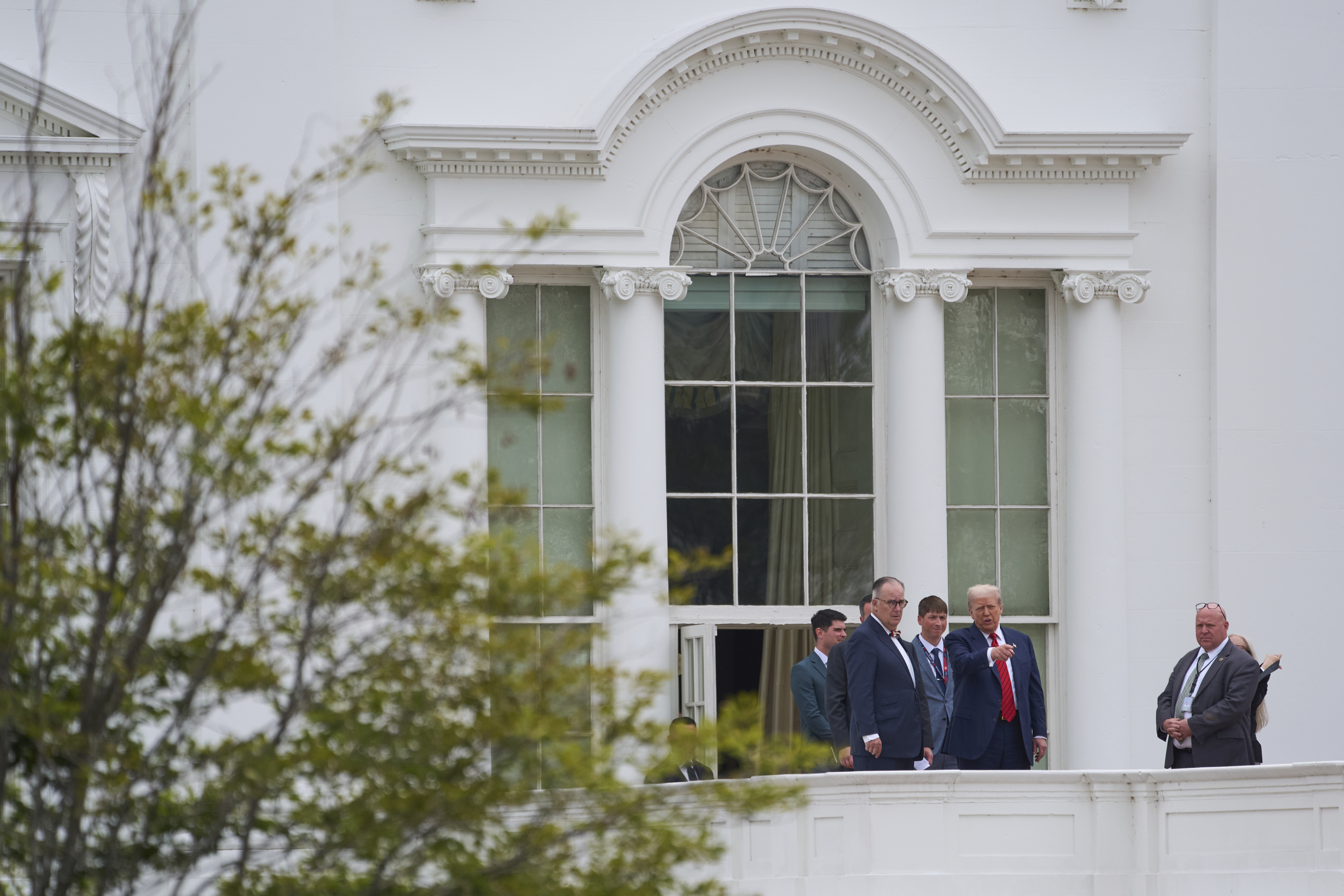 President Donald Trump, second from the right, with architect James McCrery, center, surveys the grounds from the roof above the Colonnade that goes to the West Wing of the White House, Tuesday, Aug. 5, 2025, in Washington. (AP Photo/Evan Vucci)