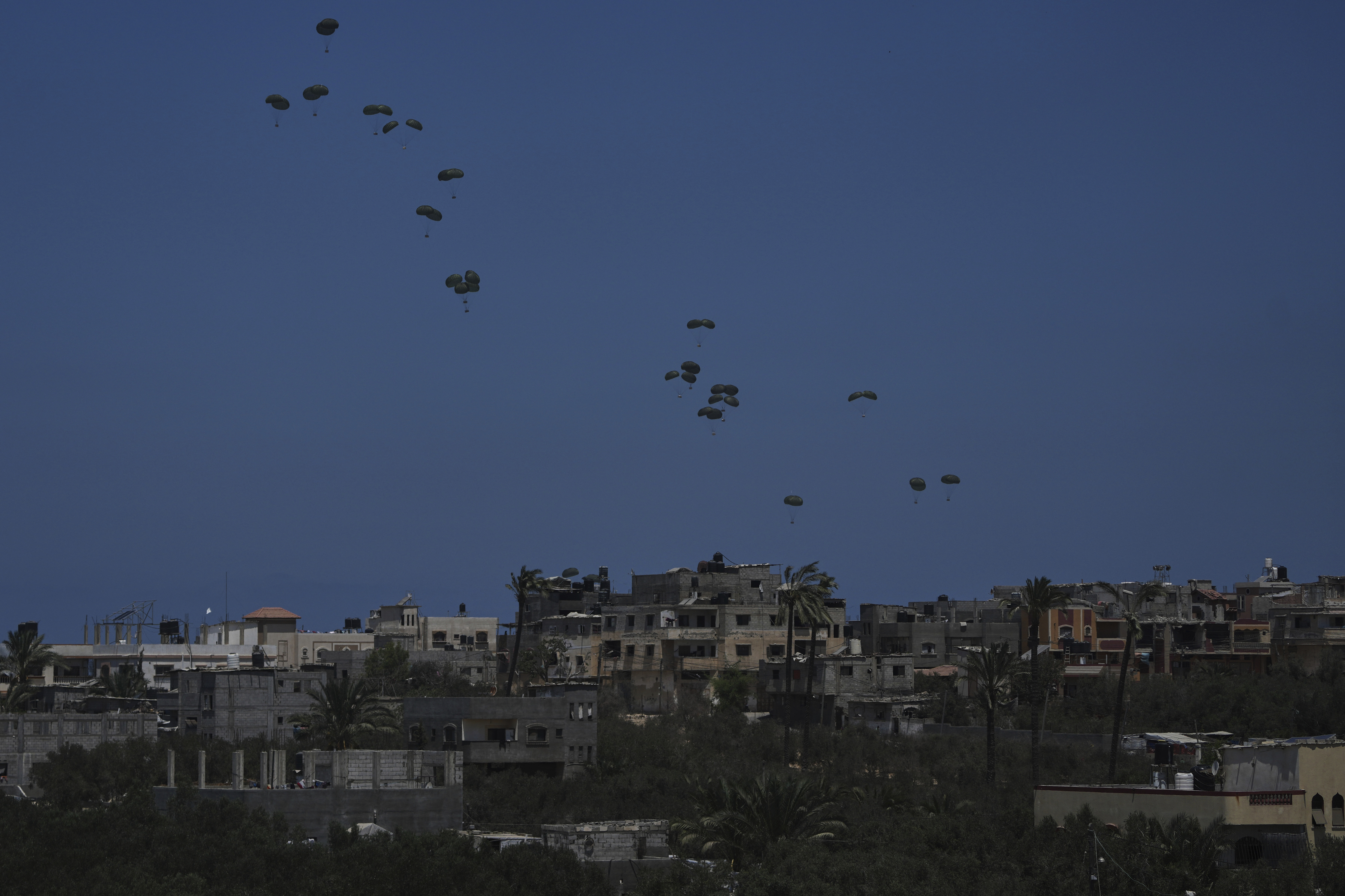Humanitarian aid is airdropped to Palestinians over Deir al-Balah, central Gaza Strip, Wednesday, Aug. 6, 2025. (AP Photo/Abdel Kareem Hana)