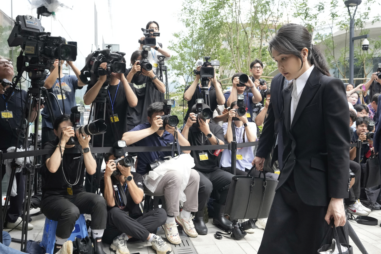 Kim Keon Hee, the wife of South Korea's ousted former President Yoon Suk Yeol, arrives at the special prosecutor's office in Seoul, South Korea, Wednesday, Aug. 6, 2025. (AP Photo/Ahn Young-joon)
