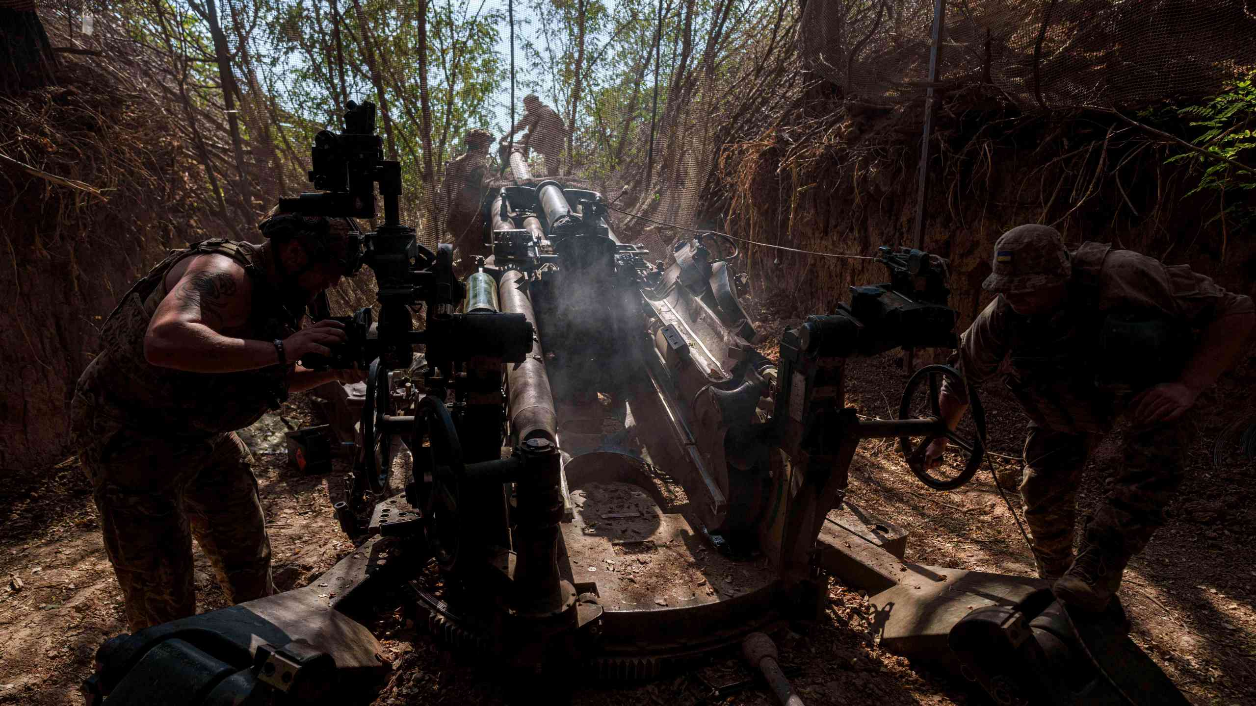Ukrainian servicemen of the 148th artillery brigade set up a M777 howitzer before firing towards Russian positions at the frontline in Zaporizhzhia region, Ukraine, on Thursday, Aug. 7, 2025. (AP Photo/Evgeniy Maloletka)