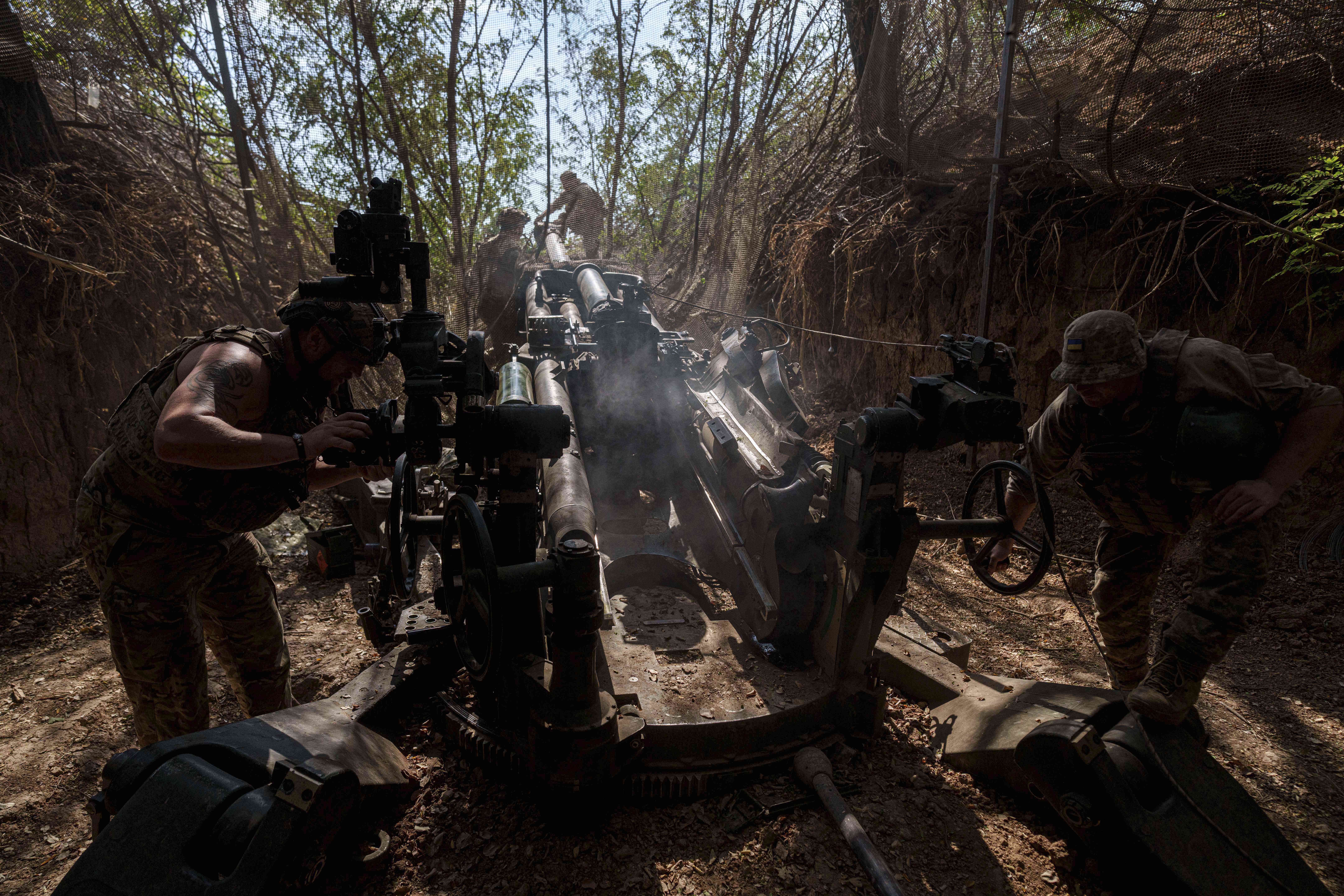 Ukrainian servicemen of the 148th artillery brigade set up a M777 howitzer before firing towards Russian positions at the frontline in Zaporizhzhia region, Ukraine, on Thursday, Aug. 7, 2025. (AP Photo/Evgeniy Maloletka)