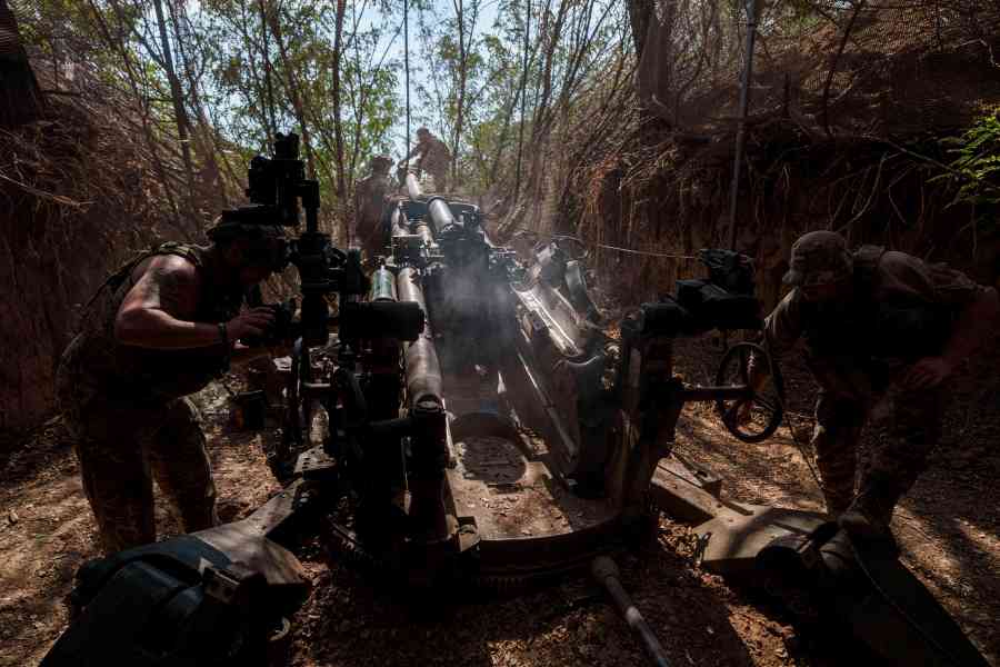 Ukrainian servicemen of the 148th artillery brigade set up a M777 howitzer before firing towards Russian positions at the frontline in Zaporizhzhia region, Ukraine, on Thursday, Aug. 7, 2025. (AP Photo/Evgeniy Maloletka)