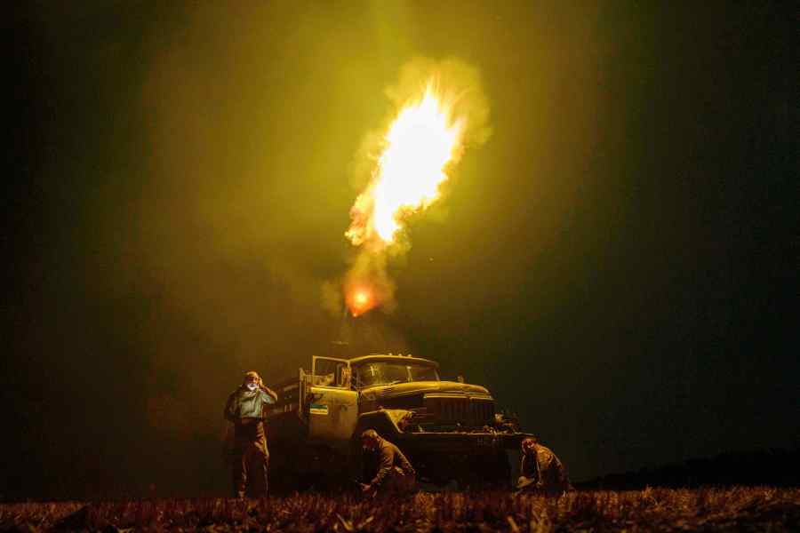 Ukrainian soldiers from air-defence unit of 59th brigade fire at Russian strike drones in Dnipropetrovsk region, Ukraine, Sunday, Aug. 10, 2025. (AP Photo/Evgeniy Maloletka)