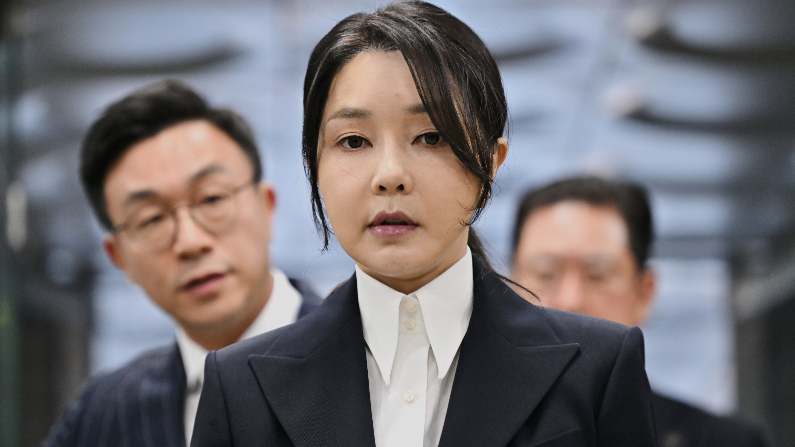 South Korea's former first lady Kim Keon Hee, wife of impeached former president Yoon Suk Yeol, arrives at a court to attend a hearing to review her arrest warrant requested by special prosecutors, in Seoul, South Korea, Tuesday, Aug. 12, 2025. (Jung Yeon-je/Pool Photo via AP)