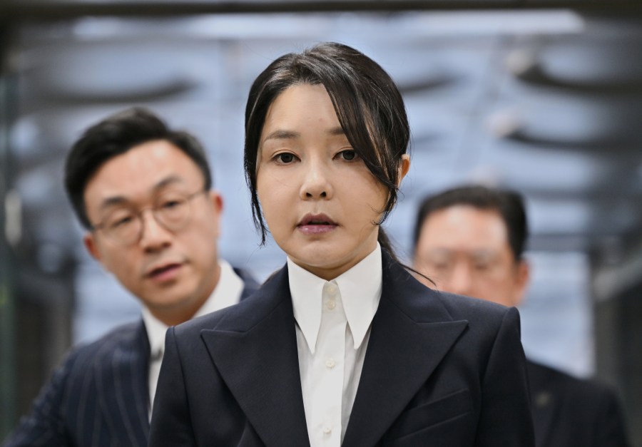 South Korea's former first lady Kim Keon Hee, wife of impeached former president Yoon Suk Yeol, arrives at a court to attend a hearing to review her arrest warrant requested by special prosecutors, in Seoul, South Korea, Tuesday, Aug. 12, 2025. (Jung Yeon-je/Pool Photo via AP)
