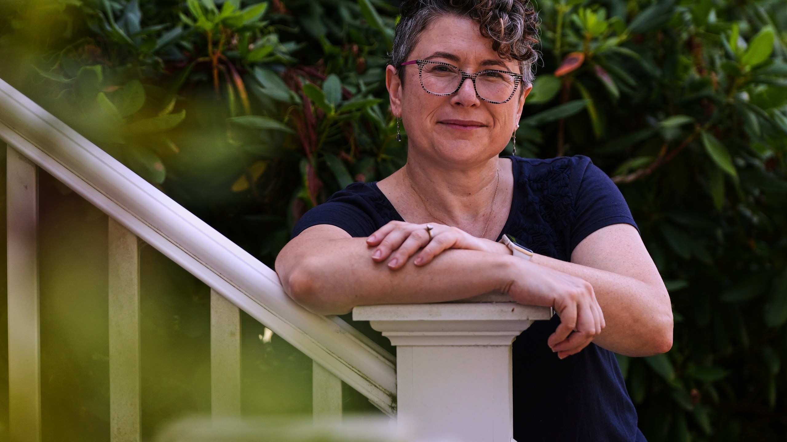 Ziva Mann, mother of a transgender child and member of a welcoming synagogue, poses outside her home, Wednesday, Aug. 13, 2025, in Newton, Mass. (AP Photo/Charles Krupa)