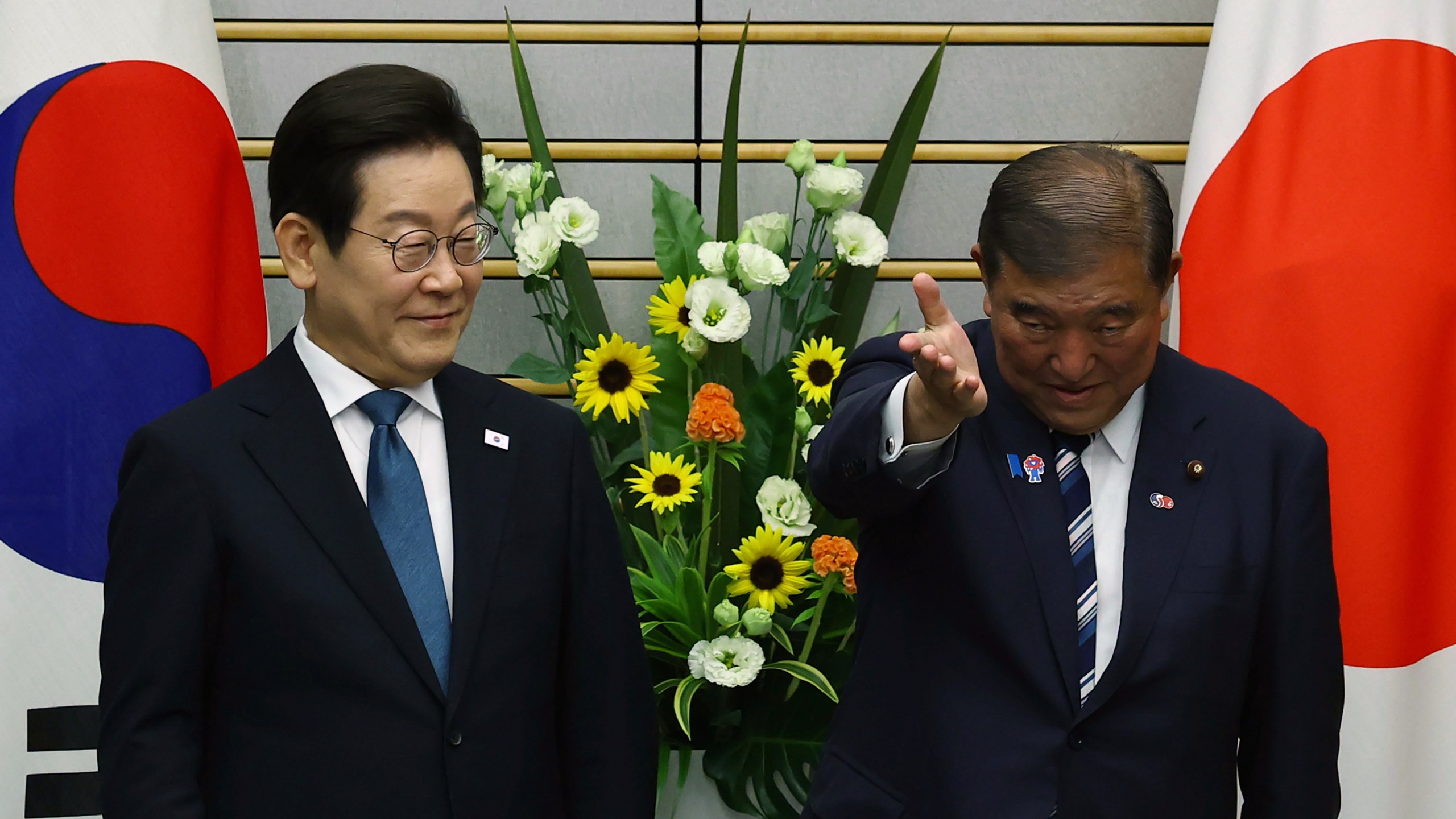 South Korean President Lee Jae Myung, left, meets Japan's Prime Minister Shigeru Ishiba in Tokyo, Saturday, Aug. 23, 2025. (Kim Kyung-Hoon/Pool Photo via AP)