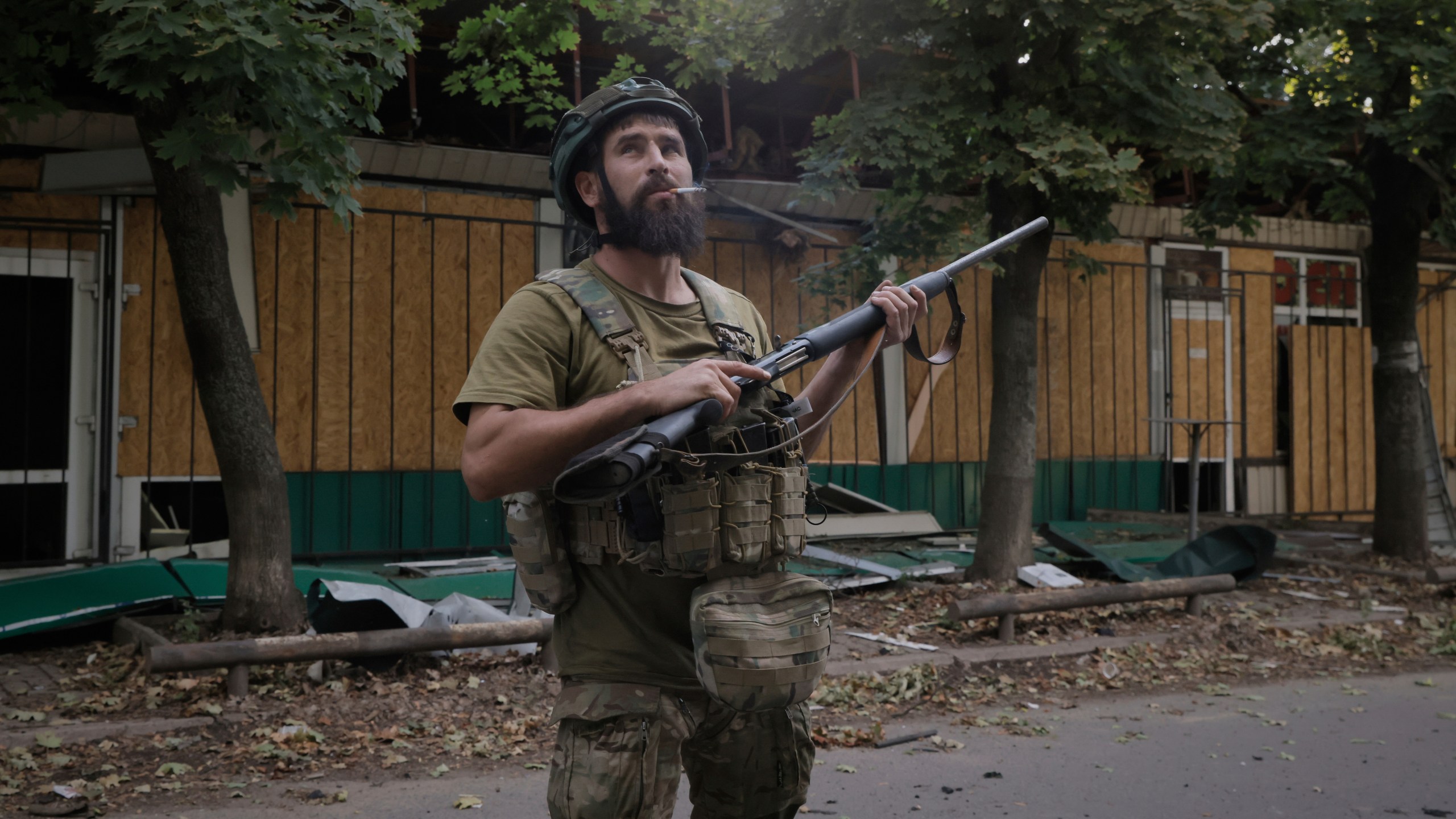 A Ukrainian soldier gets ready to fire at Russian FPV drones in the town of Kostiantynivka, the site of heavy battles with Russian troops in the Donetsk region, Ukraine, on Sunday, Aug. 24, 2025. (AP Photo/Yevhen Titov)