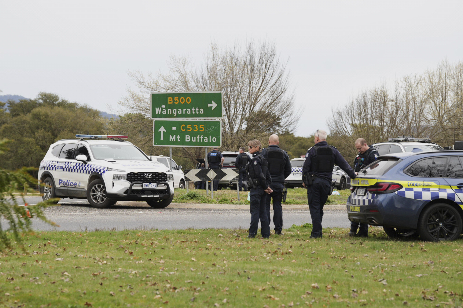 Police wait near the scene of a shooting in the high country of Porepunkah in the state of Victoria, Australia, Tuesday, Aug. 26, 2025.(Simon Dallinger/AAP Image via AP)