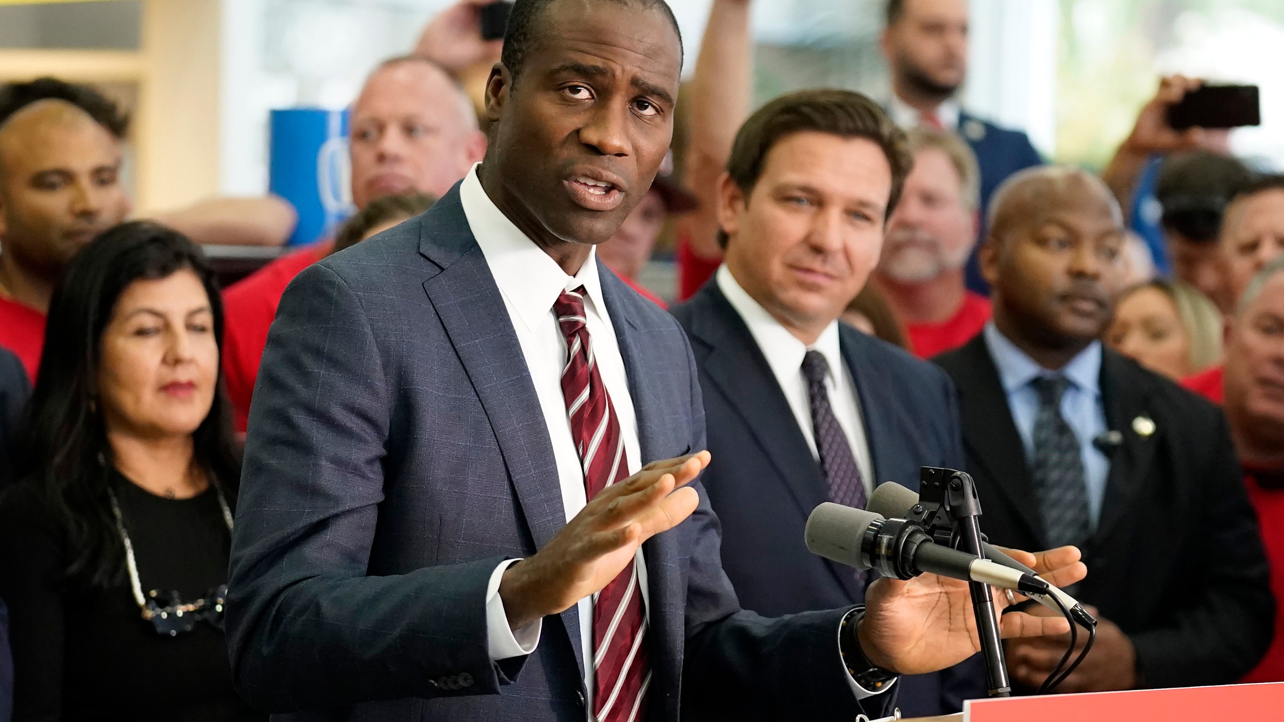 ARCHIVO – El director de salud pública de Florida, el doctor Joseph Ladapo, habla a simpatizantes y miembros de los medios antes de la firma de un proyecto de ley por parte del gobernador Ron DeSantis, el 18 de noviembre de 2021, en Brandon, Florida. (AP Foto/Chris O'Meara, Archivo)