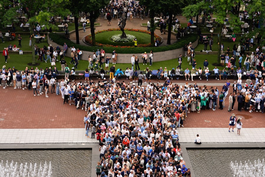 Tennis fans line up to get into Arthur Ashe Stadium to watch Jannik Sinner, of Italy, and Carlos Alcaraz, of Spain, play in the men's singles final of the U.S. Open tennis championships, Sunday, Sept. 7, 2025, in New York. (AP Photo/Yuki Iwamura)